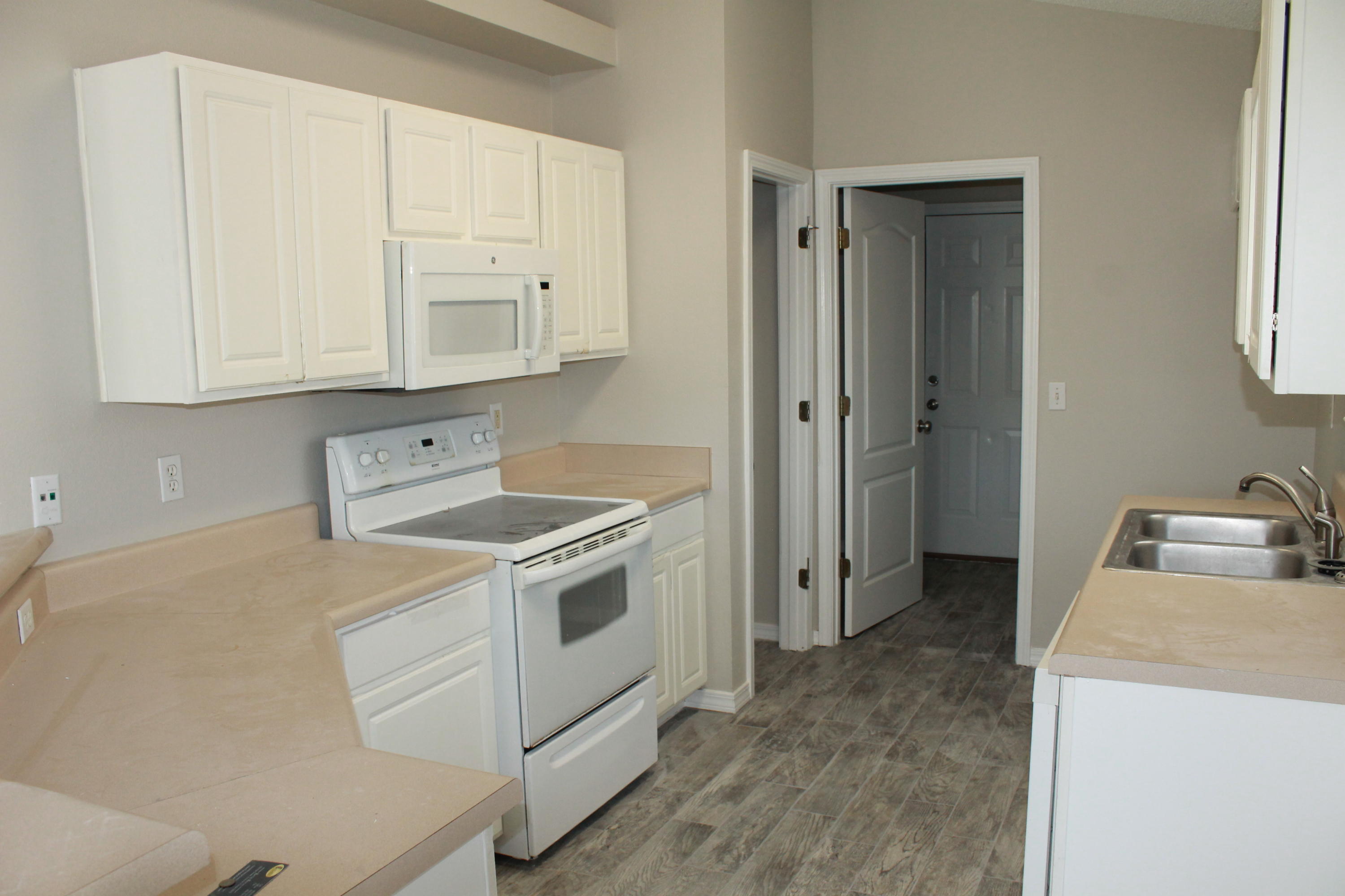 LIGHTHOUSE POINTE UNIT 3 - Residential Lease
