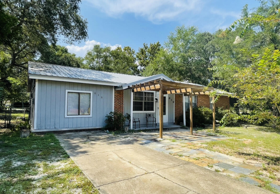 SIX MONTH LEASE TERM! Home in the the HEART of Destin walking distance (half mile) to Destin Elementary. 
Three bedrooms, one and a  half bathrooms, one story home with a fenced back yard! Home has had some recent updating and is ready for you to move into! This home is very conveniently located with being 1 mile to the Destin Harbour and a half mile to the Joe's  Bayou Boat Ramp with only 10 min to a public beach access! Pet is on a case by case basis! Rental Requirements are as follows: Income must be $5500 per month, credit score must be 600 or above and employment must be at least one year. You must fill out an application before an appointment to view can be made. First month rent and security deposit will be required.