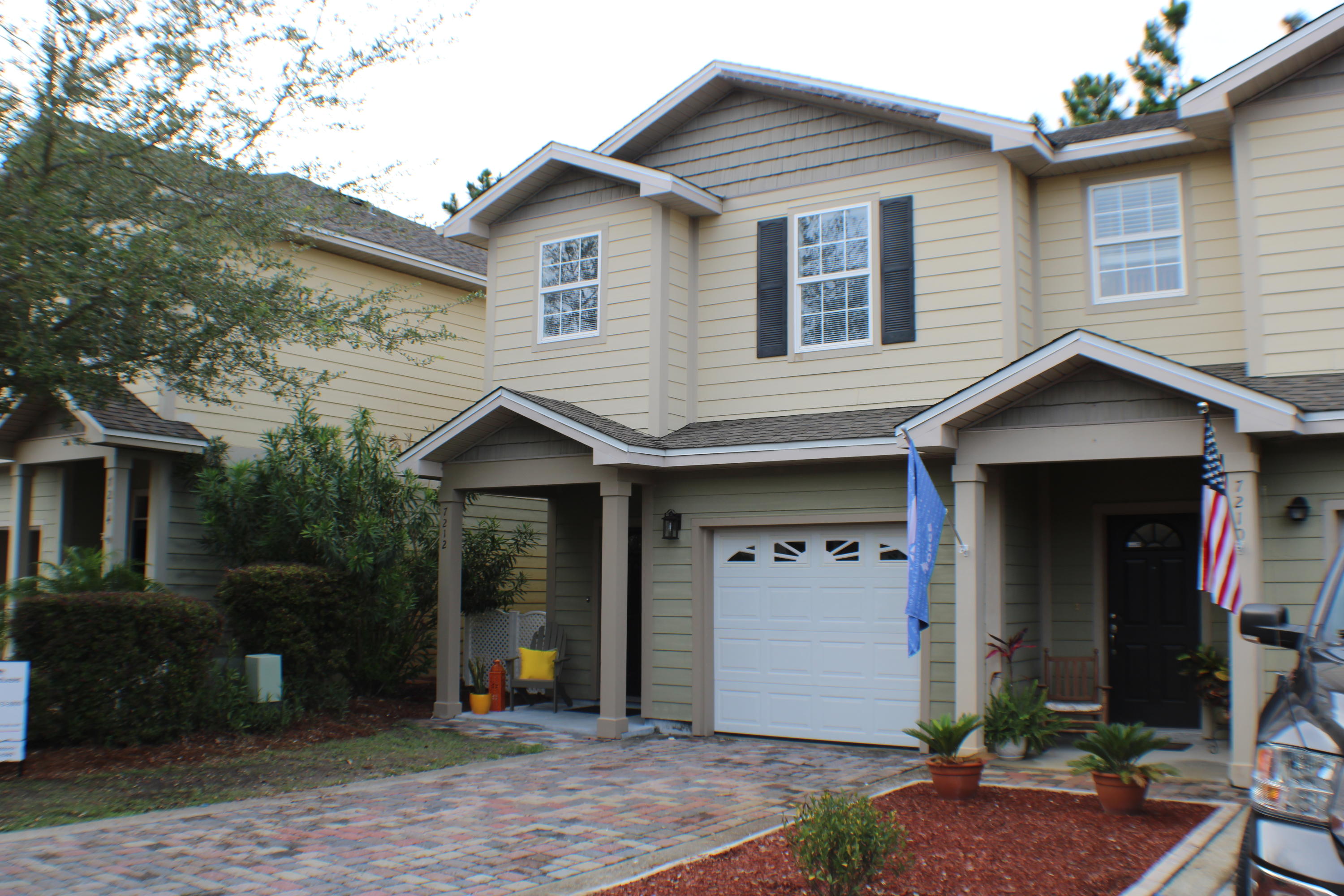 Fabulous Completely Renovated Unit with Brand New High End Stainless Appliances, New Lighting, Bathrooms and Fresh new Flooring.  Comes Complete with Washer and Dryer. 
 Move In ready, no expense was spared on the renovations.  Established community that includes a community pool and Gym! This particular unit is an End Unit backing up to a wooded area! 3 bed/2 and a half bath with a garage. Large kitchen with Stainless Steel appliances, breakfast bar and pantry, an open inviting floorplan with 10' ceilings and faux hardwoods on the main floor. Master Bedroom is Fresh and Bright and master bath with dual vanities and large walk-in closet. Laundry is also located upstairs.