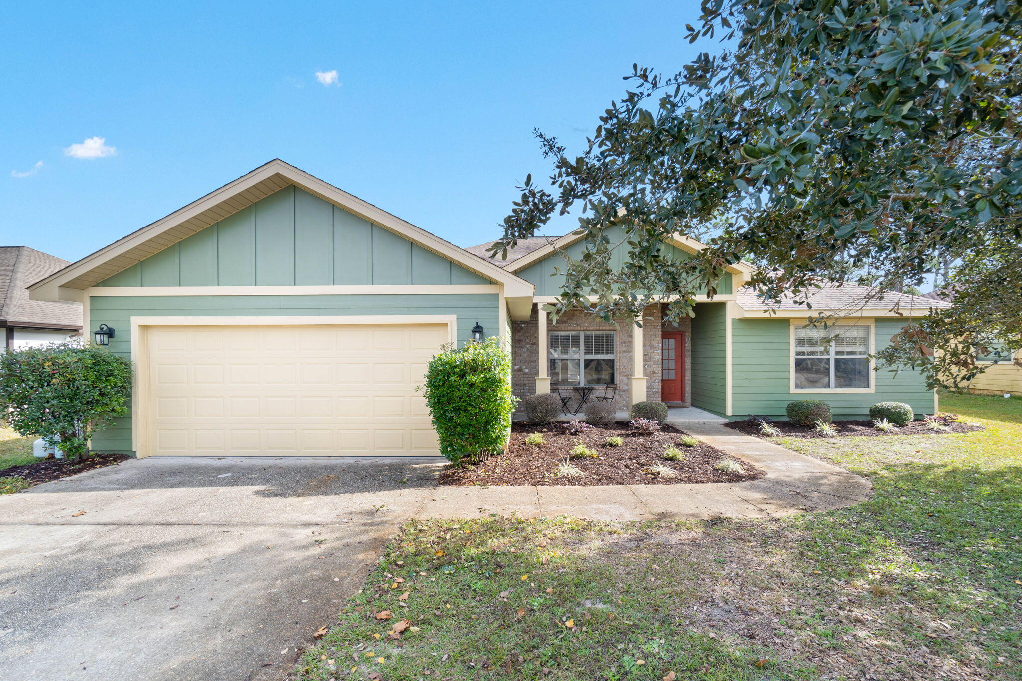 NEWLY VACANT AND MOVE IN READY! SELLER WILL CONTRIBUTE TO BUYER CLOSING COST WITH ACCEPTABLE OFFER! 
Welcome to a tucked away neighborhood that leads to a cul-de-sac in a desirable area of Navarre. These crafsman style homes feature underground utilities and sidewalks along the curvy pathway. Very low HOA as well. 
This home just had an exterior refresh on the landscape and irrigation plus an entire exterior hardiboard paint job. You will just love the charm as soon as you step inside this lovely home. Tall ceilings, open layout with natural lighting, and a split floor plan. The home is priced for the savvy buyer in todays market so please mark your calendars for this beauty! 
Flexible closing date and pre approved showings at this time.