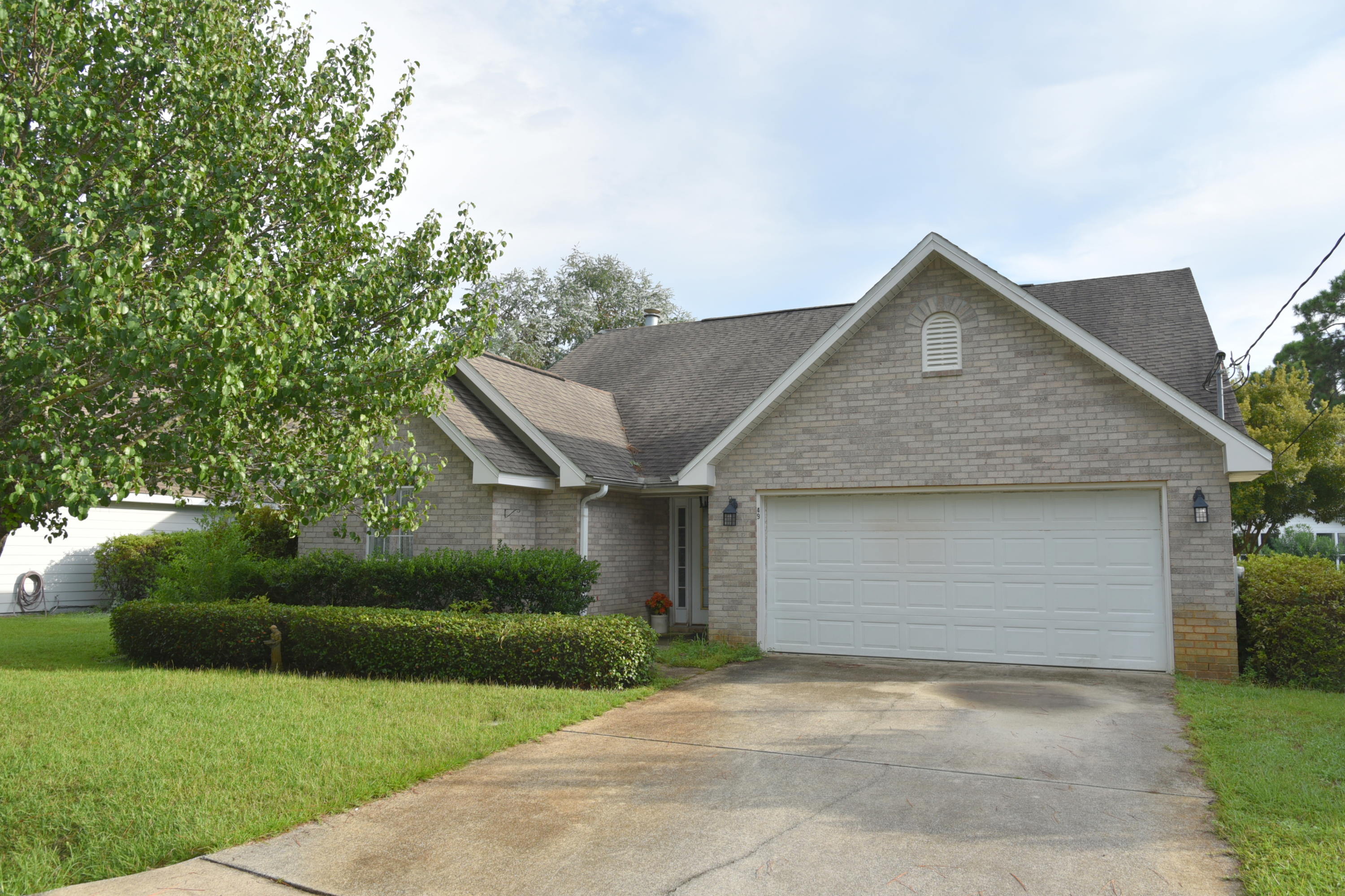 This cute little 3/2 is located in Olde Florida Lakes Subdivision....a well-established community. As the tenant only moved out yesterday, this listing shall be updated within the next 2-3 days with more detail and plenty of pictures will be added after a deep-clean and deep-steam. Please bookmark this and check back soon for more information! Buyer to verify all dimensions.