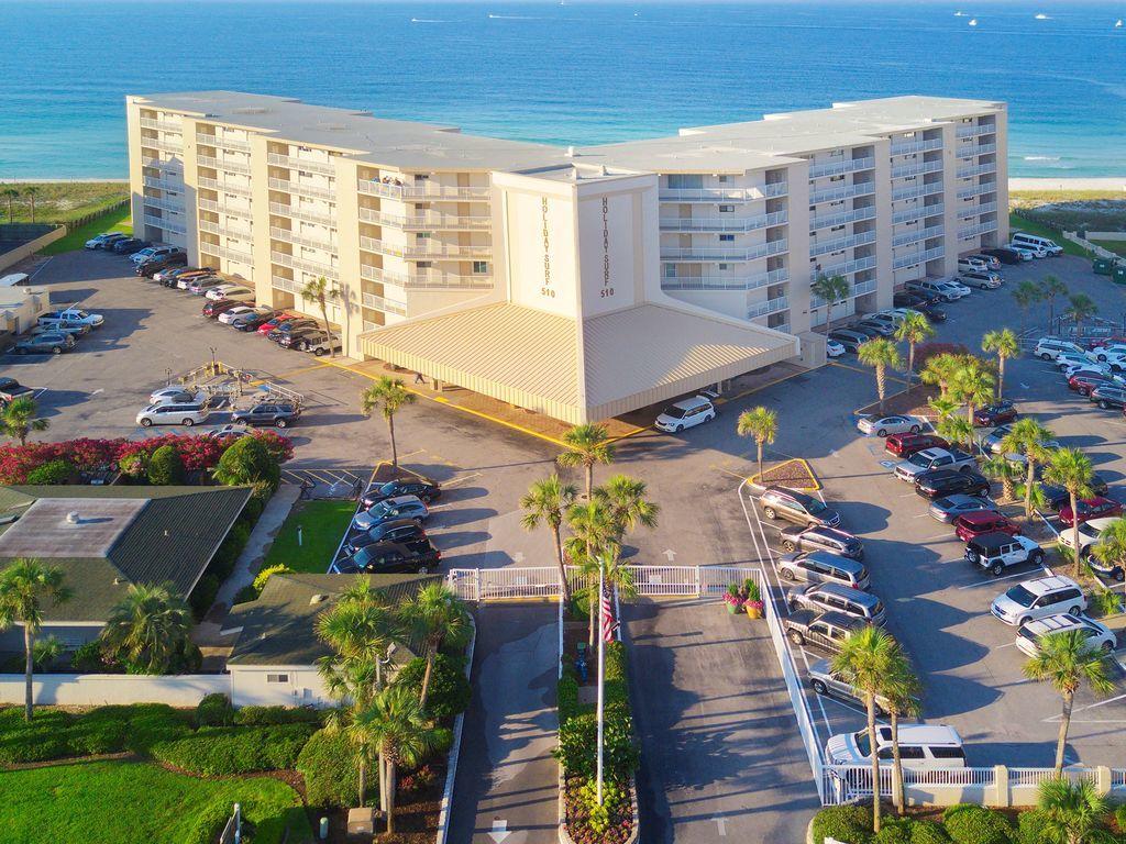 HOLIDAY SURF & RACQUET - Residential