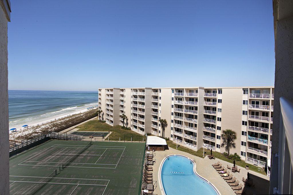 HOLIDAY SURF & RACQUET - Residential