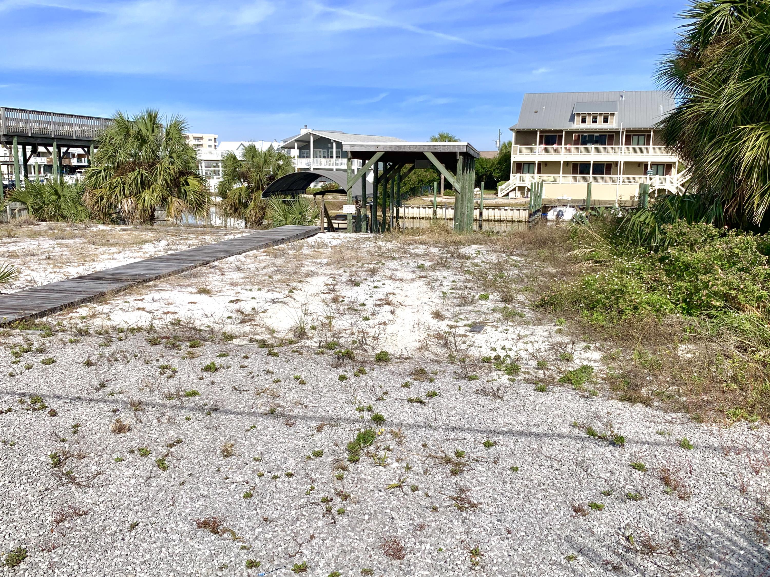 HOLIDAY ISLE - Land