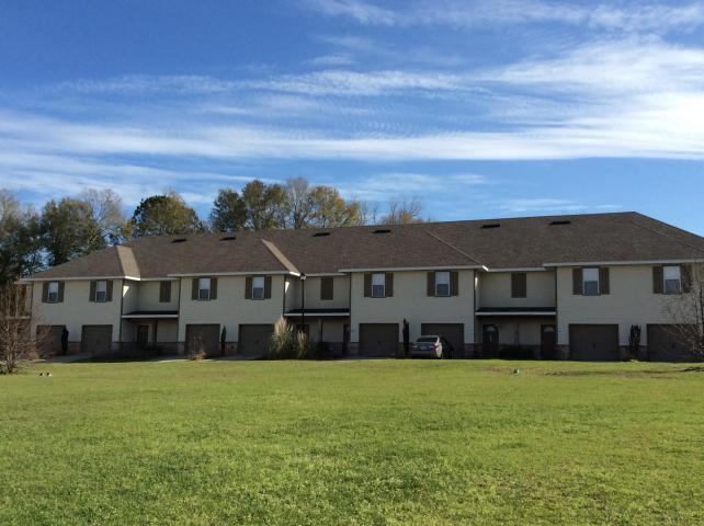 This beautiful 3BD/2.5BA townhome is located in the Arbor Lake community in Crestview. This townhome offers an open floor plan and a variety of upgrades such as granite countertops, Upgraded appliances, solid cherry wood cabinets and hardwood floors. The lavish master bathroom comes with a double vanity, garden tub and a separate shower while the master bedroom boasts a spacious walk-in closet. In addition, a one-car garage offers additional storage space and parking accommodations and there is a charming private patio outback. While at Arbor Lakes, be sure to enjoy some of the fabulous community features such as the on-site walking trails, pond and saltwater pool. The Arbor Lake community is conveniently located close to the military base.
Our furry friends are welcome with approval a