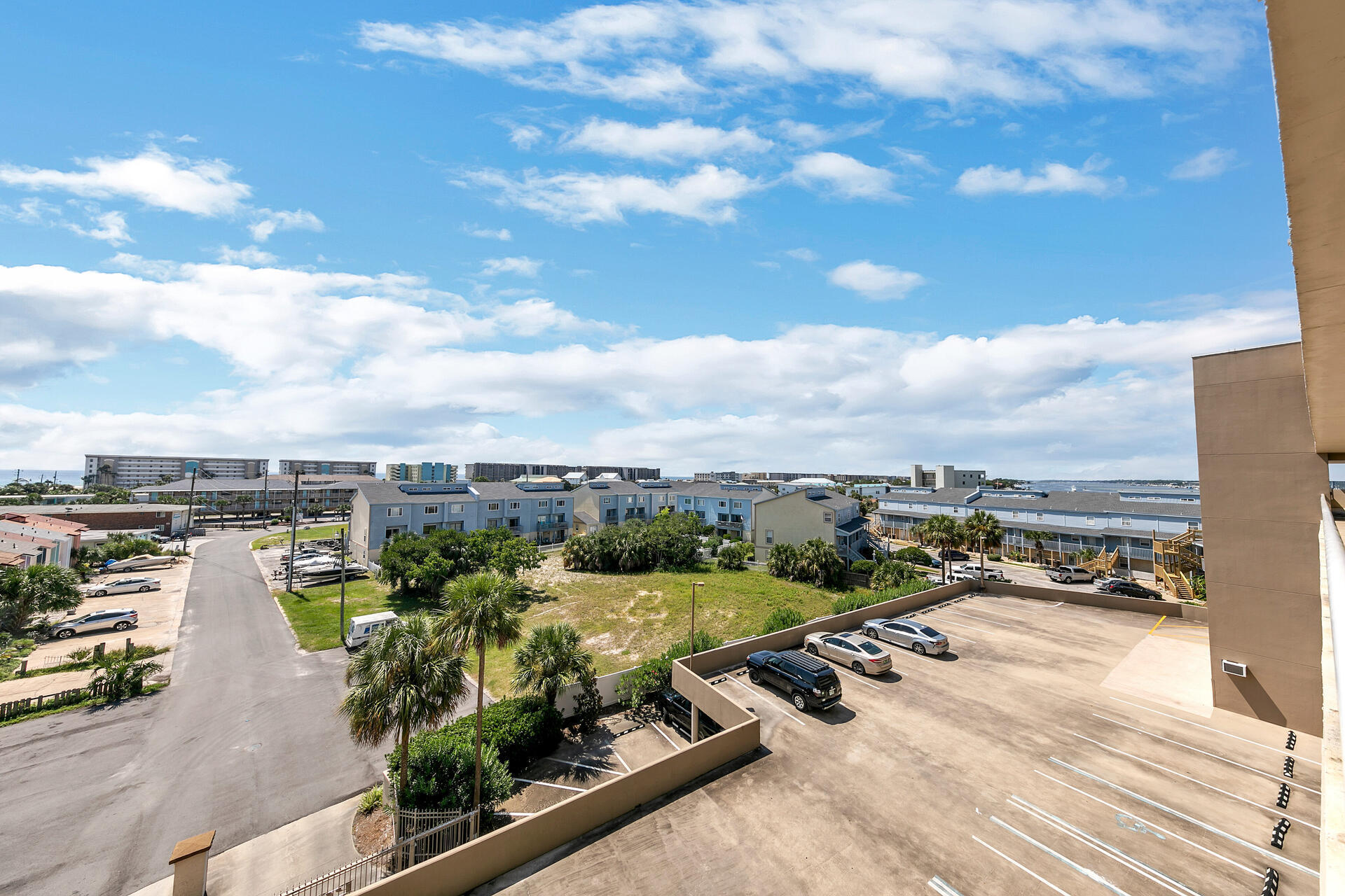 PALM COURT YACHT CLUB - Residential