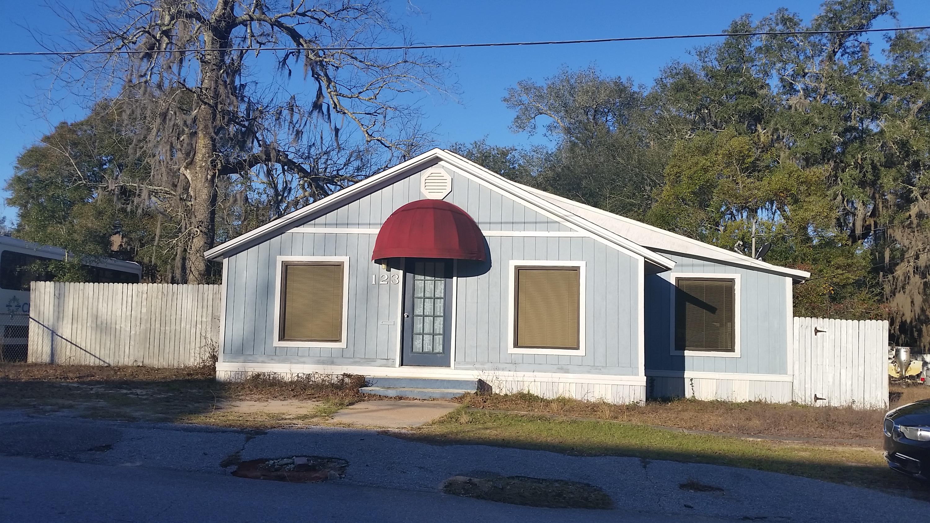 Not a Short Sale! Priced to sell! Detached home Over .30 acres size lot with fenced back yard. Very close to Eglin AFB and shopping centers. Buyer to verify building SF and age of the building.
property sold '' as is'' condition.