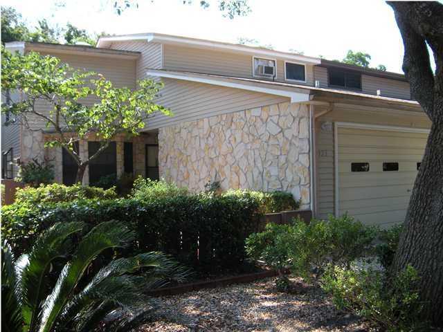 This spacious 2 story town home features a fireplace, large living room, and spacious master bedroom. It has 3 bedrooms and 2 1/2 baths and is very close to the hospital. Also close to shopping and all military bases.