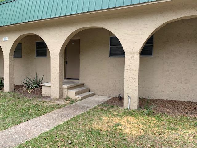 Very spacious unit with generous dining/living area and back screened porch. Sorry no pets allowed here. Call for an appointment to view.