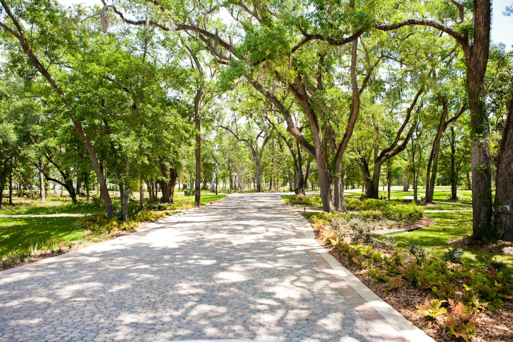 CHURCHILL OAKS - Land