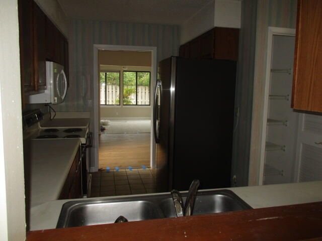 ROYAL OAK VILLAGE - Residential Lease