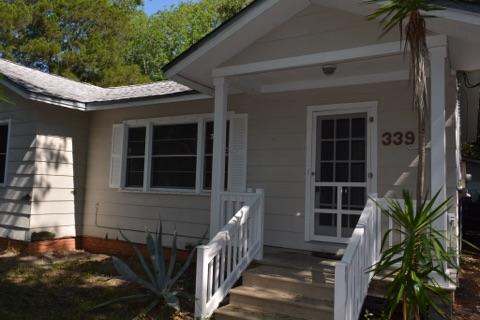 Charming Florida Cottage! 10 minutes to Hurlburt and 15 minutes to Eglin AFB. 3 Bedrooms, 2 Bathrooms.
Freshly painted interior. Wood and Tile Flooring throughout the entire home. Very beautifully kept centralized home. 2 and 1/2 car Garage. Very Large PARTIALLY Fenced Backyard. Pet Friendly. One Block away from the water. Short drive over the bridge (5 minutes) to the Gulf Coast. - Boat launch one block away also.