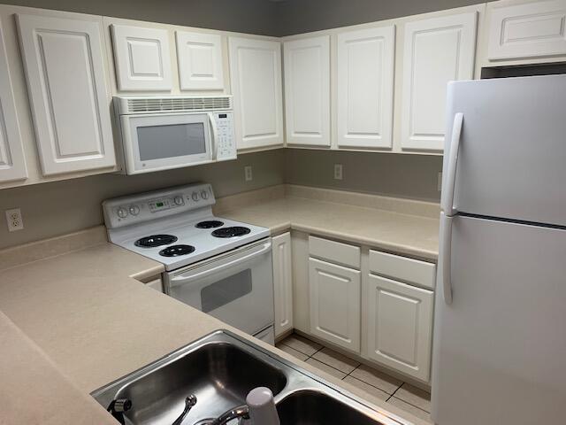 OAK PARK TOWNHOMES - Residential Lease