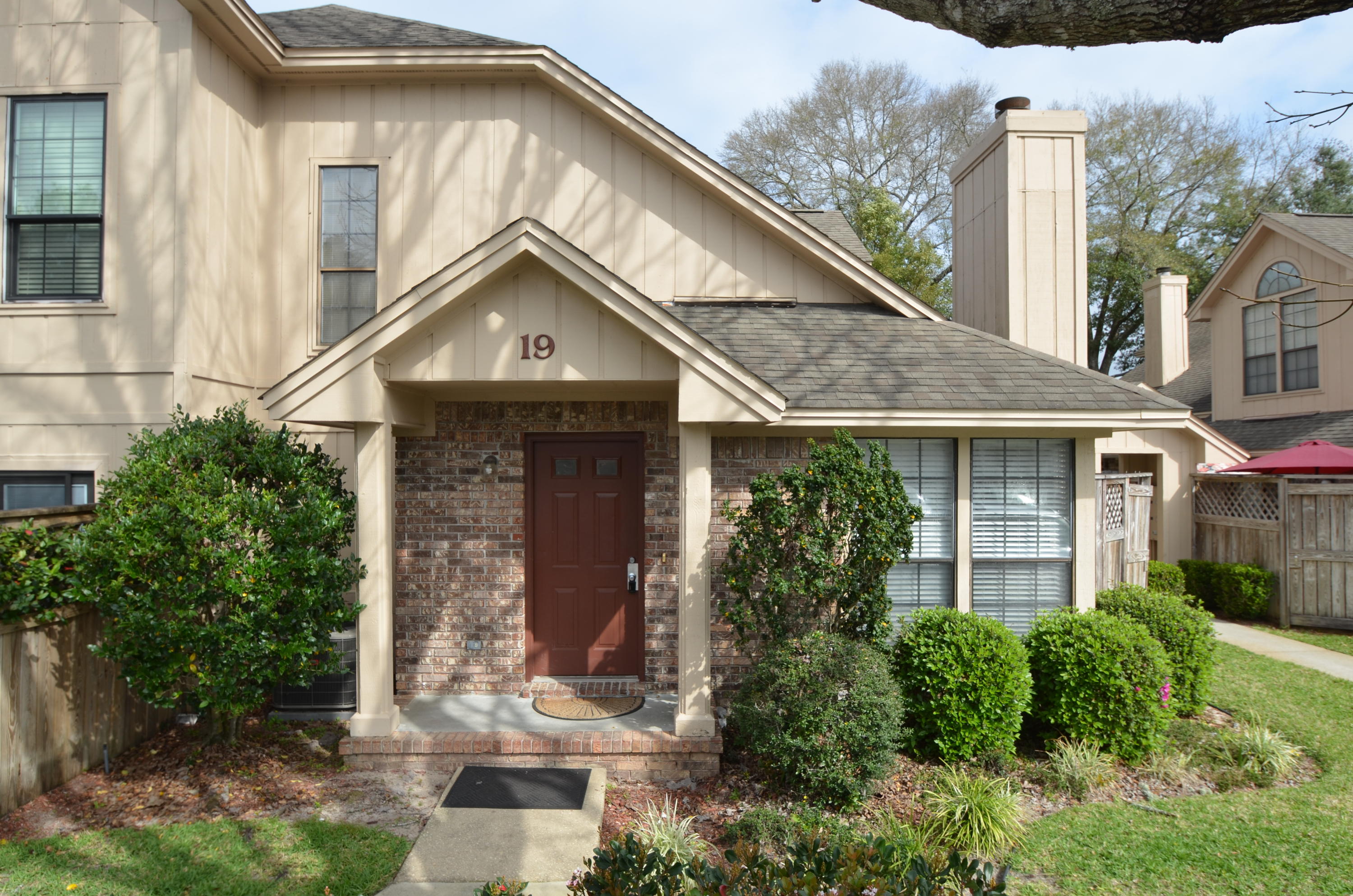 Well maintained townhome in the Northwest part of Fort Walton Beach. Large loft overlooks the living room with fireplace. Great wooden deck to the side of the unit with privacy fence. Call today to set up a showing!