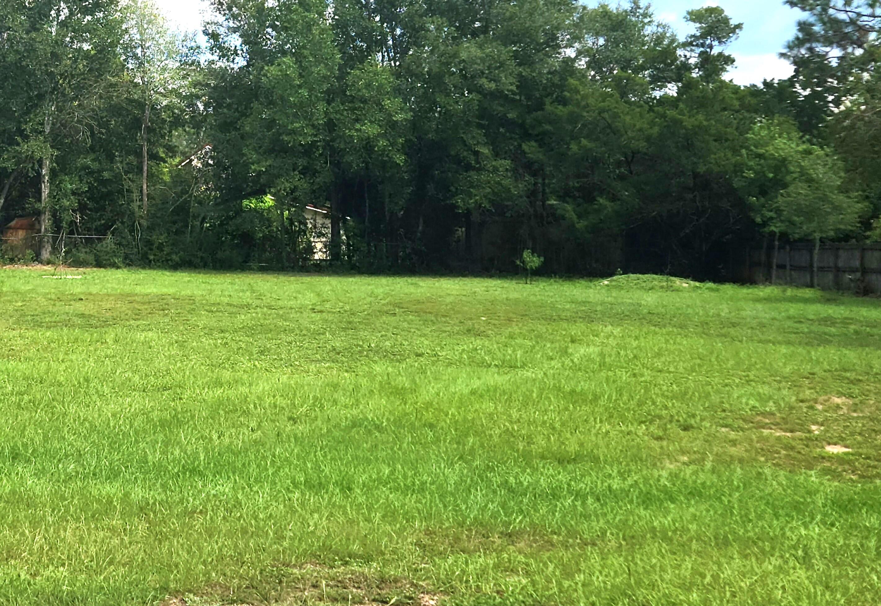LOCATION, LOCATION, LOCATION!!!  
HIGH & DRY, READY TO BUILD!
Beautiful, CLEARED and level lot on a paved road. Water, electricity and gas are readily accessible. Established neighborhood with well kept houses and wide streets. Highway 90 and 85 are just a few minutes away. Last big lot in Heritage Hills. Crestview is a fast growing area!