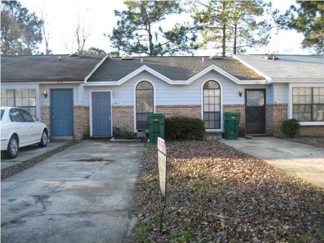 Cute patio home. Very spacious for a one bedroom. Nice Deck off the rear. Fenced yard. Unit looks new inside. The owner is willing to allow one very samll pet, but not 2. There is a Washer and Dryer in the units utility room however they are not warranted
