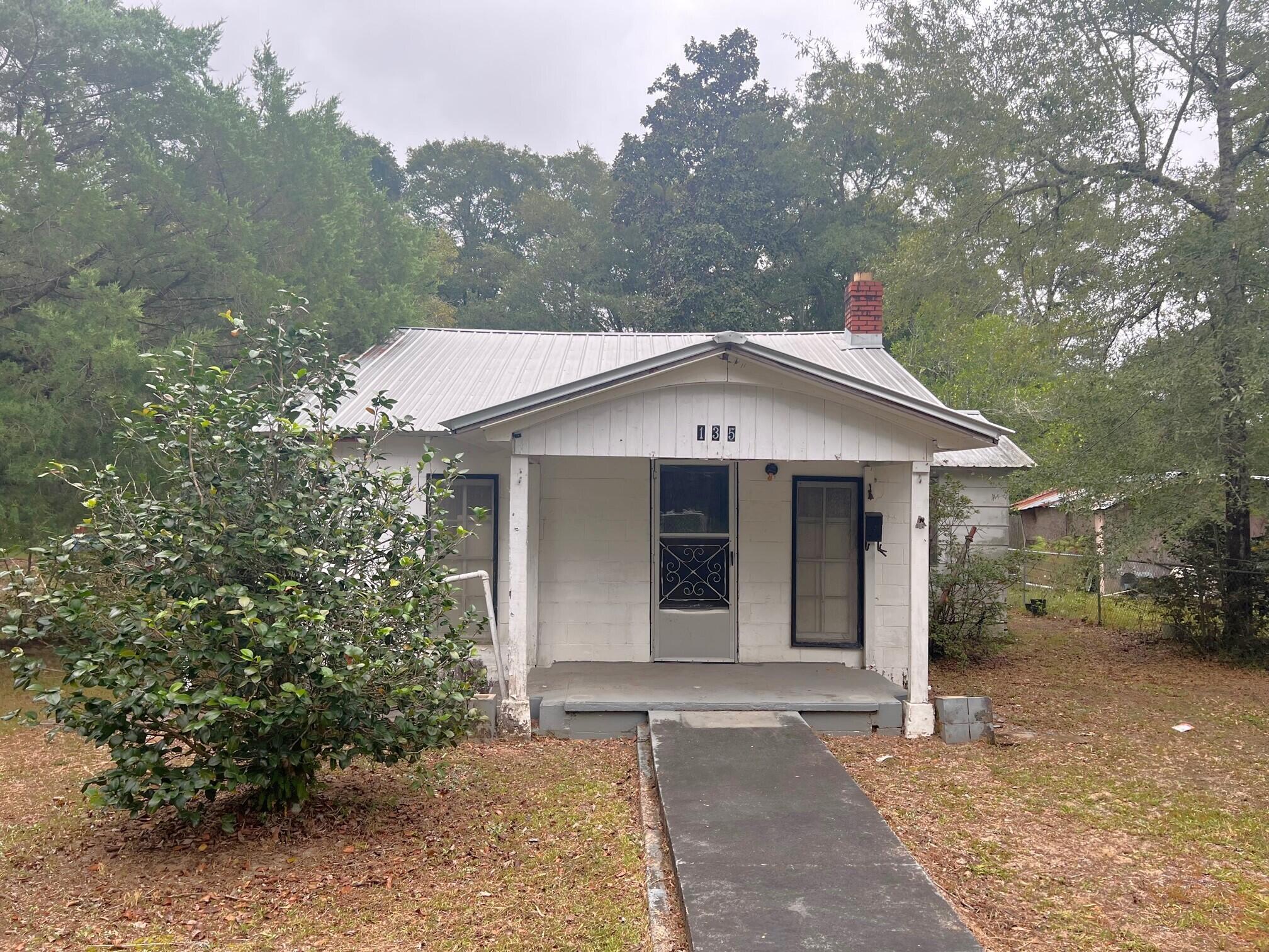 Two homes of no value on 6 lots (apx. 25 x 139 each). There are two parcel IDs included in this sale (135 Florence consists of lots 3, 4, 5 & 6....147 Florence consists of lots 1 & 2). Per Planning & Zoning, minimum road frontage is 50 ft, so 3 homes can be built on this property.  Both homes are crammed full of personal belongings, which will be the responsibility of buyer to clear out upon closing. Located in Defuniak Springs city limits, so would be a great location to build affordable homes for rental or resale.