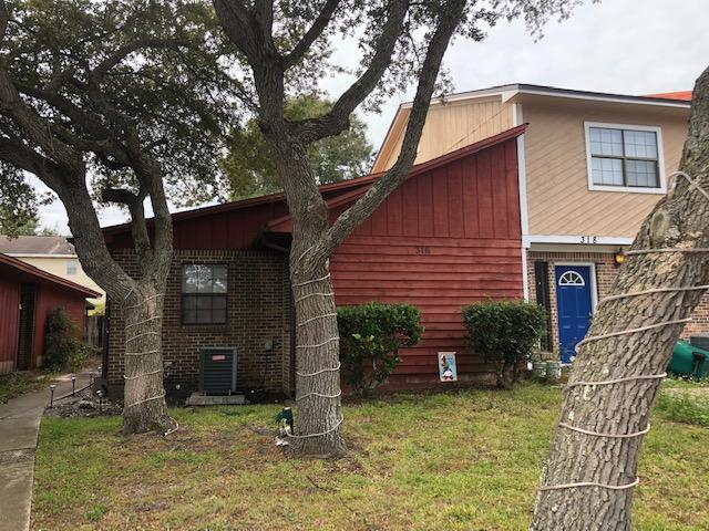 AVAIL: 4/1. FLEXIBLE S/D = TO 1 MO. RENT CAN BE MADE IN 2 MO. INSTALLMENTS IF QUALIFIED. PETS ALLOWED UPON OWNER'S APPROVAL & W/ A NON-REFUNDABLE PET FEE. Nice
centrally located END UNIT town home. Close & convenient to EVERYTHING- schools, shopping, restaurants & between both bases! PRIVACY FENCED BACKYARD! Relax/entertain on the open back patio. Yard building in backyard for your extra stuff. Kitchen has all the appliances in place. Utility area off kitchen. All electric! Master bedroom has a walk in closet. Call to see today, this one wont last long! *New photos coming soon*