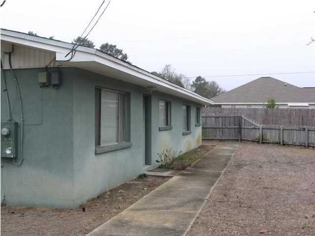LARGE ONE BEDROOM IN DUPLEX. FRONT AND BACK ENTRANCE. BREAKFAST BAR, EAT IN KITCHEN. LIVING ROOM DINING ROOM COMBINATION. SORRY, NO PETS. $15 MONTHLY TRASH FEE INCLUDED IN RENT AMOUNT.