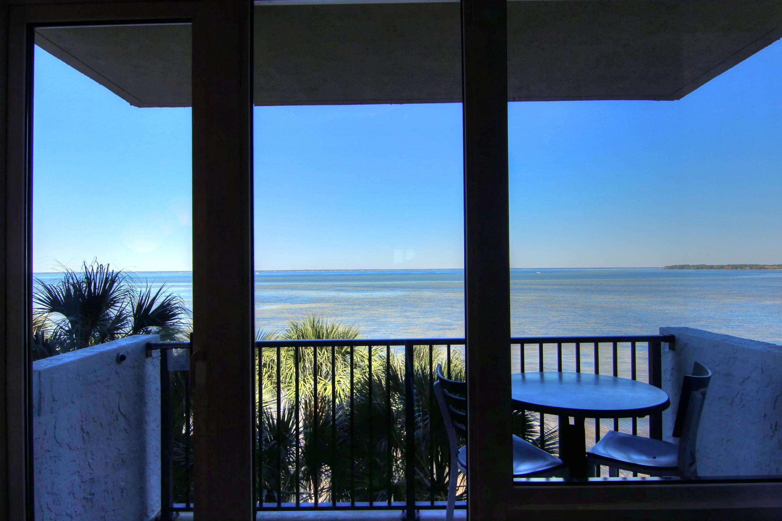 4th floor studio condo located directly on the Bay!! Terrific Bay views. Loft-Style finishes with modern decor, 20'' porcelain floor tiles, plaster look ceiling, a 10' granite bar and full-size refrigerator/freezer. Add in the extra storage cabinets and this condo is set for longer term living! Bayside is a favorite place to stay for the Linkside conference Center guests and is also adjacent to the golf courses, Salon & Day Spa, and the Sandestin fitness center.