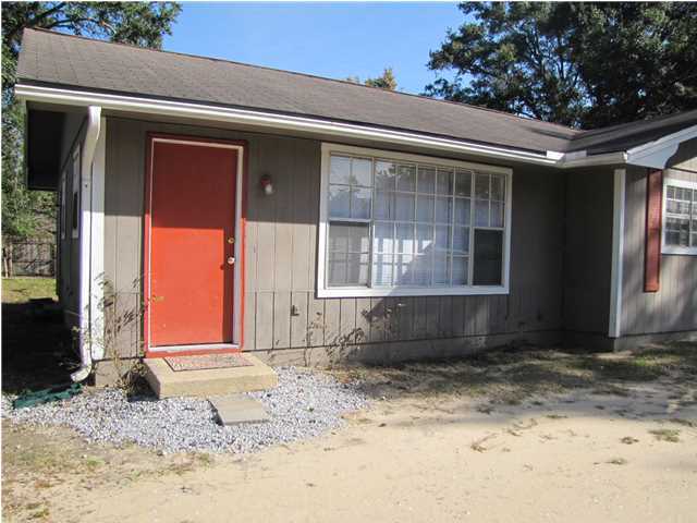 Very clean duplex unit located in the center of town. Close to everything. Priced right!This is the unit on the left.Available March 5.No pets.