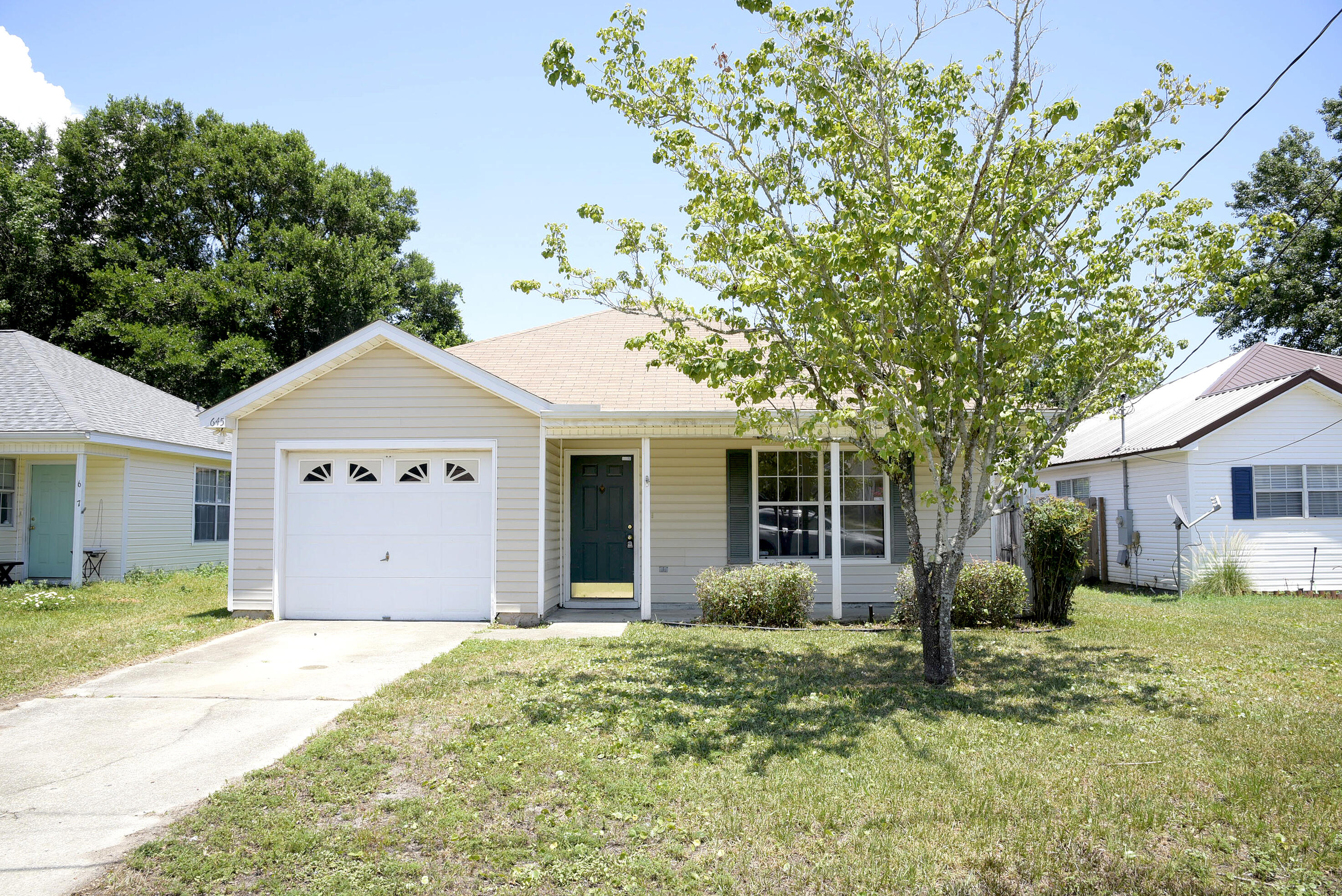 Lovely home in an ideal central location. This home just recently received an updating to include new interior paint and flooring. Home features nice sized living room, Eat-in kitchen with access to the backyard. Spacious master suite with double vanity in master bath. Great deck off master bedroom to enjoy the private fenced backyard. Owner will consider cat or small dog only with a non-refundable pet fee. Any pet must be spayed/neutered, housebroken, current on all shots & NO puppies. NO SMOKING!
***Reminder- Anyone 18 or over that wishes to live in the property must fill out an application! Tenants required to carry renter's liability insurance.