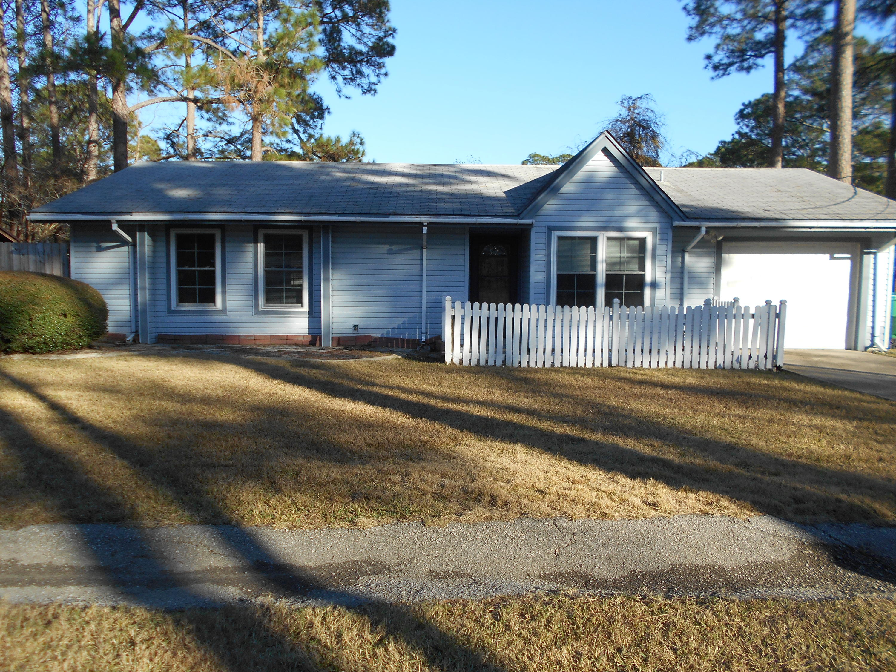 NICE HOME THAT IS CONVENIENT TO BOTH BASES AND FT WALTON BEACH. LARGE PRIVACY FENCED BACKYARD WITH SEPARATE WORKSHOP.
GOOD SIZED FULLY EQUIPPED KITCHEN WITH PANTRY & DINING AREA. MICROWAVE STAYS IN ''AS IS'' CONDITION. LIVING ROOM HAS FRENCH DOORS WITH BLINDS INSIDE THE GLASS. SINGLE GARAGE.
TILED LIVING AREA. SORRY, NO PETS ARE
ALLOWED.
CREDIT CHECK FEE IS $30 PER PERSON.