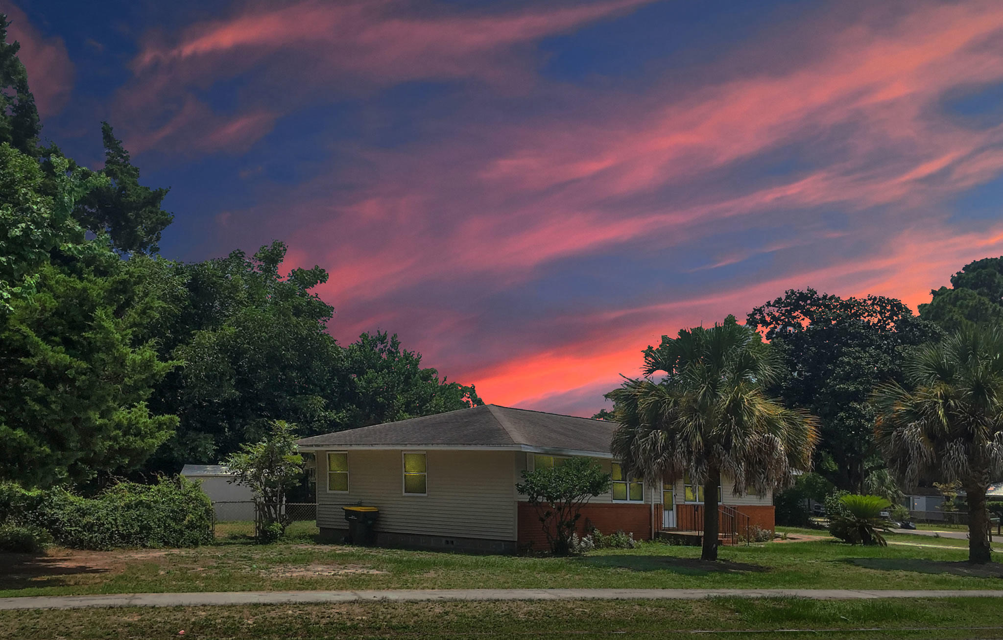 IF YOU ARE LOOKING FOR A 3 BEDROOM HOUSE ON A LARGE CORNER LOT IN THE HEART OF FORT WALTON BEACH, You have found IT!! This is a great house with unlimited potential.. Kitchen is very spacious with an open feel. Bedrooms are well proportioned. Tile in Kitchen and bathrooms. REAL hardwood floor throughout the rest of the house.