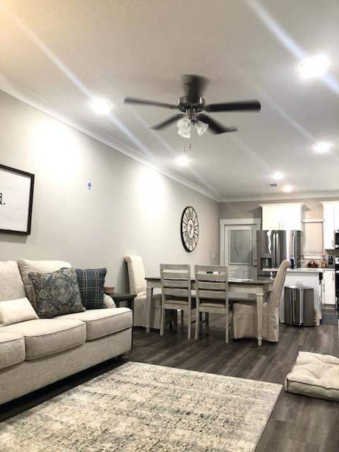Experience the tranquil, relaxed lifestyle with the luxury of the beautiful white sandy beaches just down the road. You won't want to miss out on this opportunity! Covered, screened in back porch area, quartz counter tops, LVP flooring and carpet, all stainless appliances, mini blind window coverings, community pool, 3 beds / 2.5 baths.
*** Unfurnished and pictures are stock photos. Floor plans vary