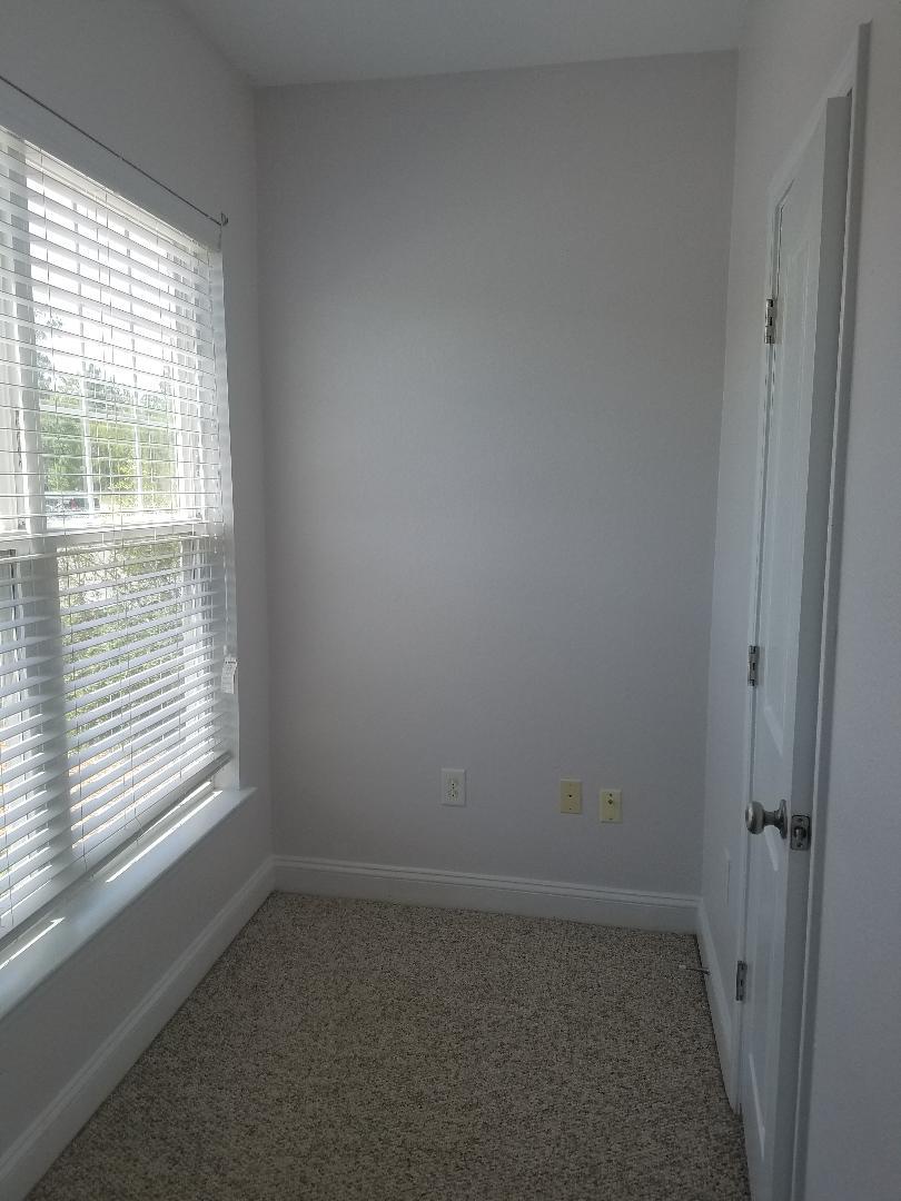 Beautiful 3 bedroom/ 21/2 bath townhome, new paint, all appliances, granite counter tops in kitchen, 9ft. ceilings downstairs, small office space downstairs, washer and dryer included, club house with community pool. Across from Freeport Elementary school.
