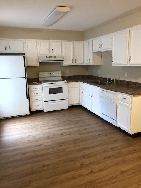 COUNTRY VILLAS - Residential Lease