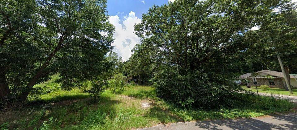 Beautiful corner lot located in Pace almost a quarter acre at 0.21. Centrally located between Pace and Milton this is a great lot to build your future home! Flood zone X and Located in R1M Zoning. Utilities at the street
