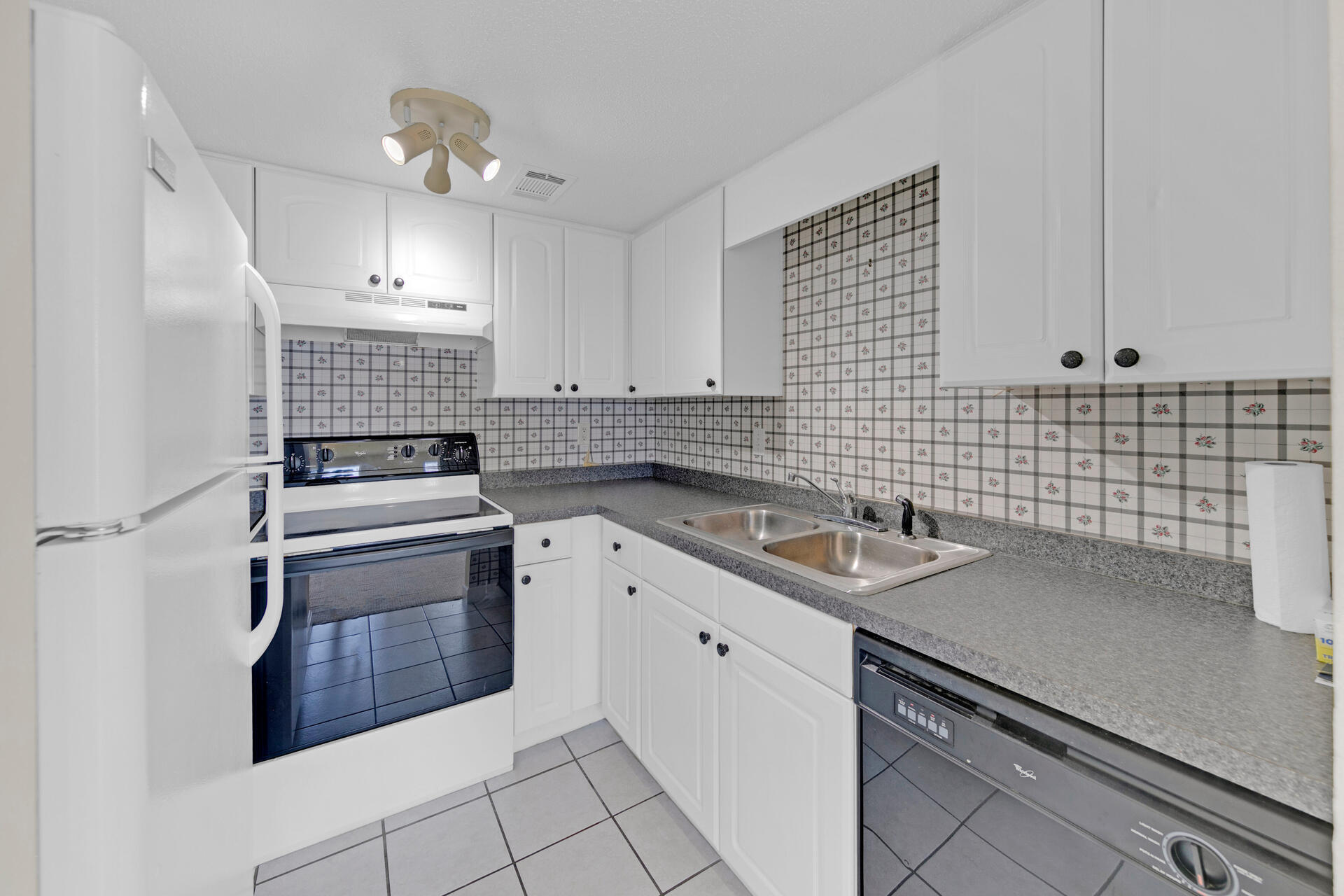 FINISTERRA CONDO - Residential