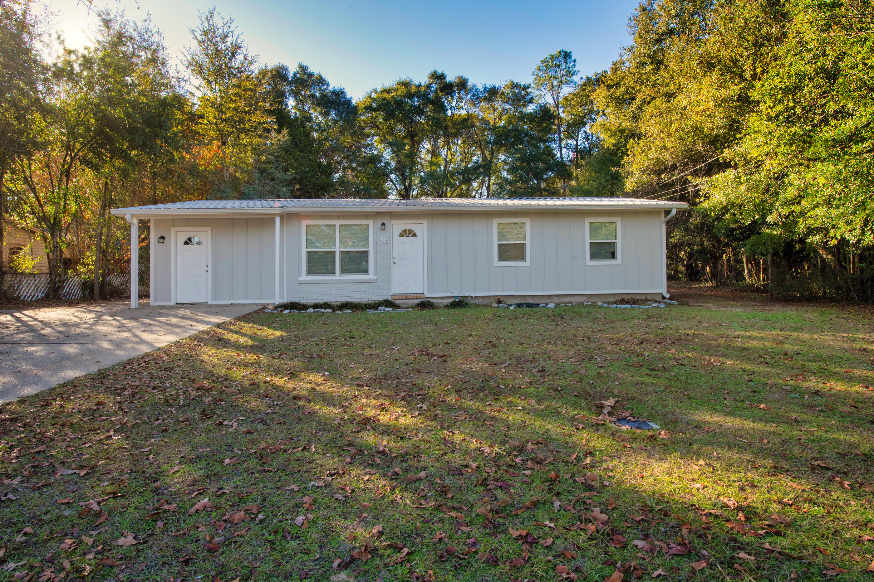 Light , bright and move-in ready in the heart of Crestview . This home features 3 bedrooms , additional office or Flex space , 1.5 baths and has been renovated throughout .  This property has a generous backyard and an extended driveway space for extra parking. 
Buyer to verify any and all information deemed important.