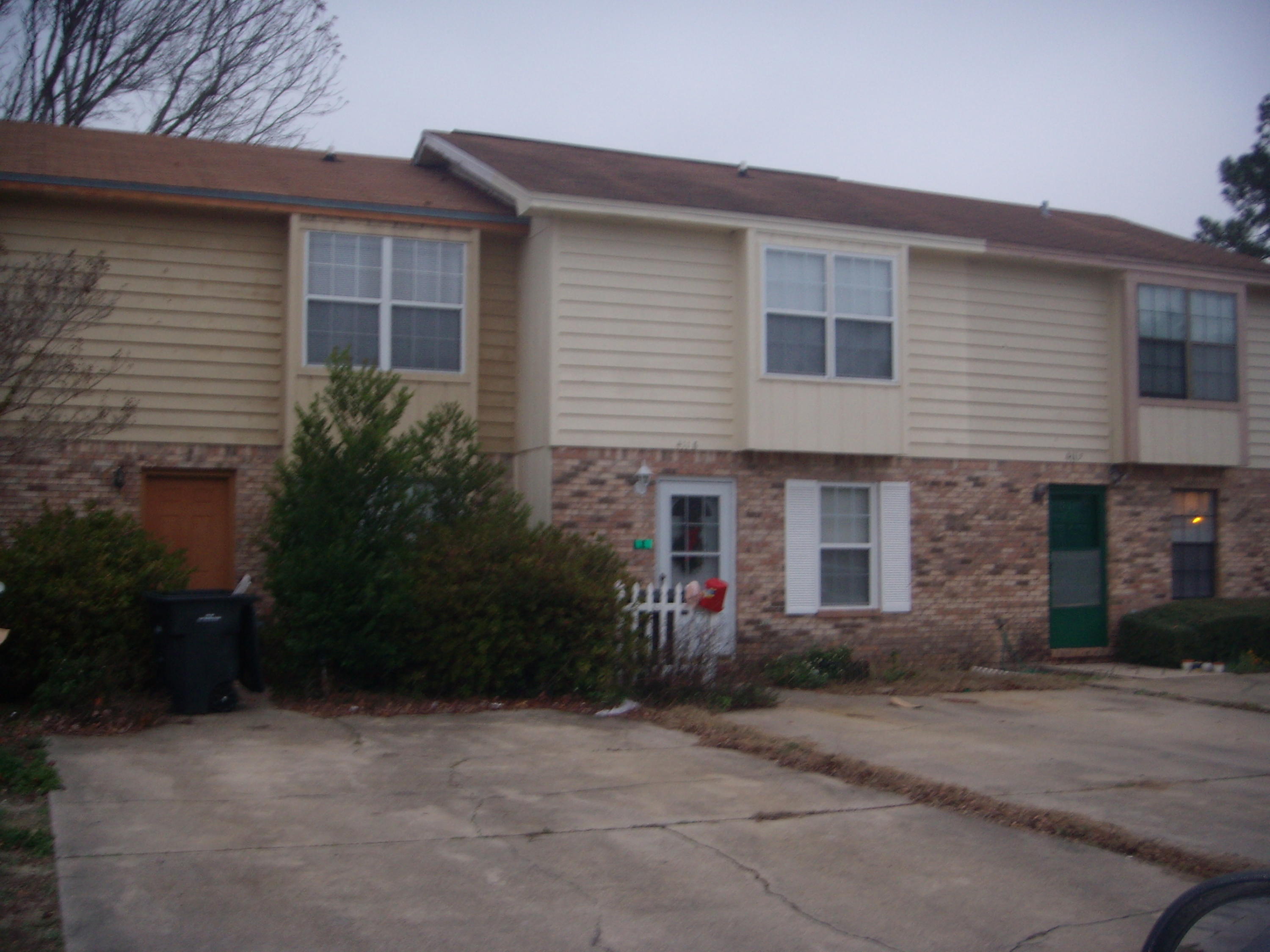 NEAT & CLEAN TOWN HOME THAT'S CLOSE TO EVERYTHING. EASY CARE TILED LIVING AREA. DEPOSIT INCLUDES NON-REFUNDABLE FLOOR CLEANING FEE AND PEST CONTROL FEE. OWNER IS REG REAL ESTATE BROKER. CREDIT CHECK FEE IS $30 PER ADULT PERSON.