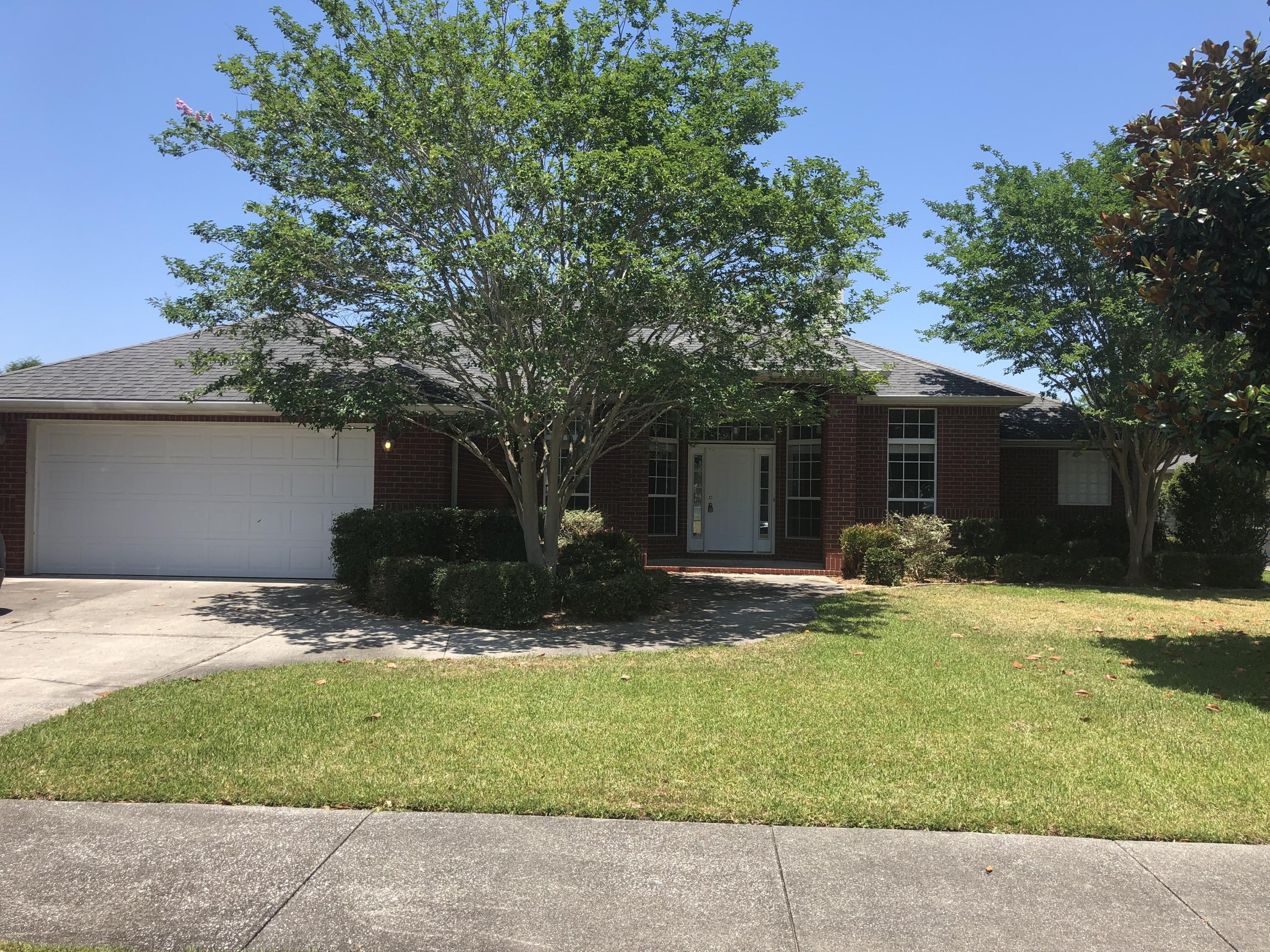 Affordable, contemporary home in desirable Harvell's Crossing is now available. The red brick home boasts dark cabinetry, stainless appliances, split bedrooms, and a great location.