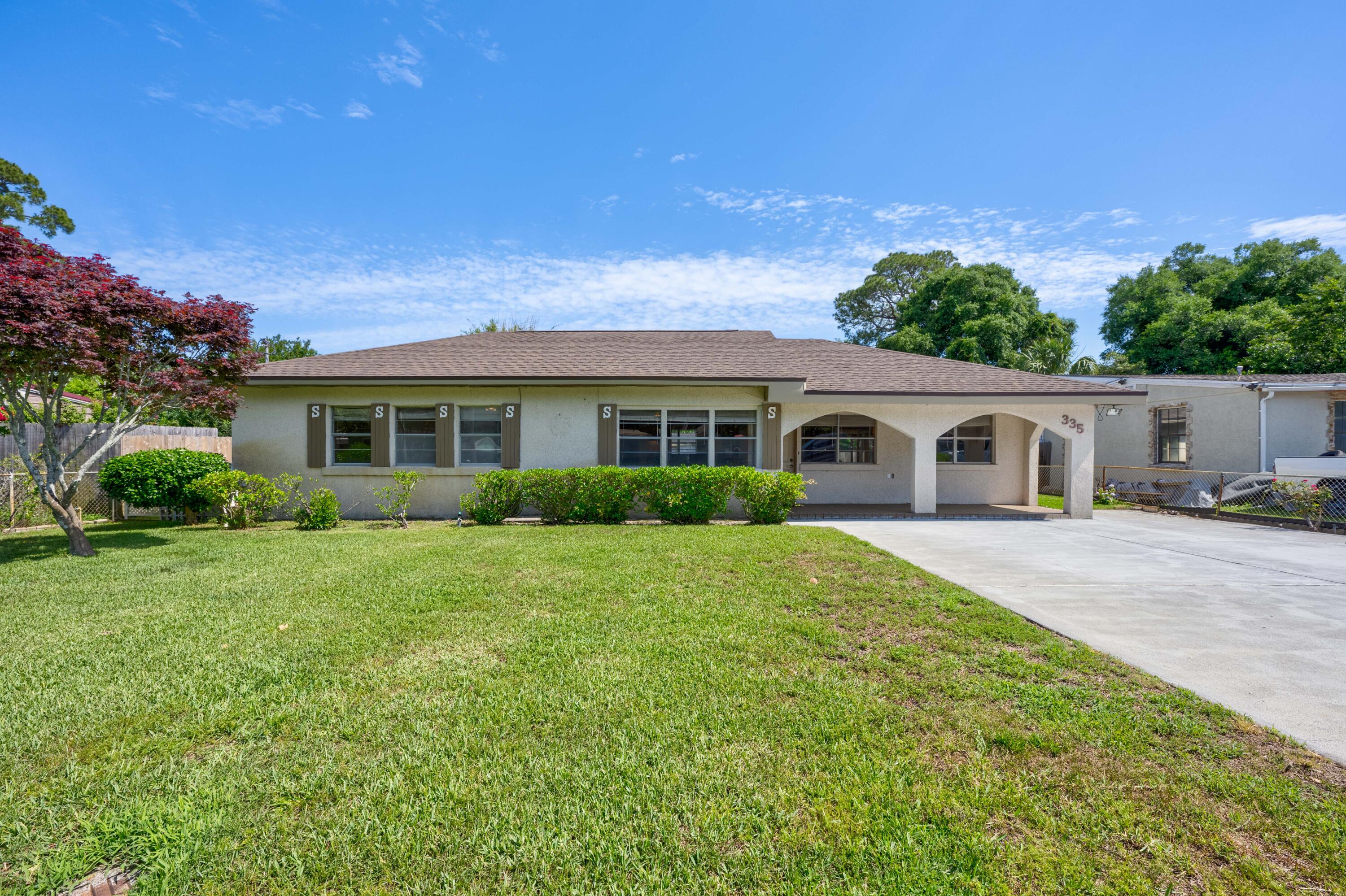 MOTIVATED SELLER - Bring us an offer! A renovator's dream in FWB's premier neighborhood, Elliott Point. Good bones including an open floor plan, brick fireplace, Florida room, appealing front exterior, spacious backyard, and extra shed/workshop space paired with the charm and allure of the area. With a 5-minute golf cart ride, find yourself in the high energy of ever-growing downtown FWB, the boat launch, and the Landing or a 15-min car ride to Eglin or Hurlburt AFBs or Destin.

2021 Roof, 2023 HVAC, 2009 HWH, 2019 Re-Plumb, & updated electrical wiring.