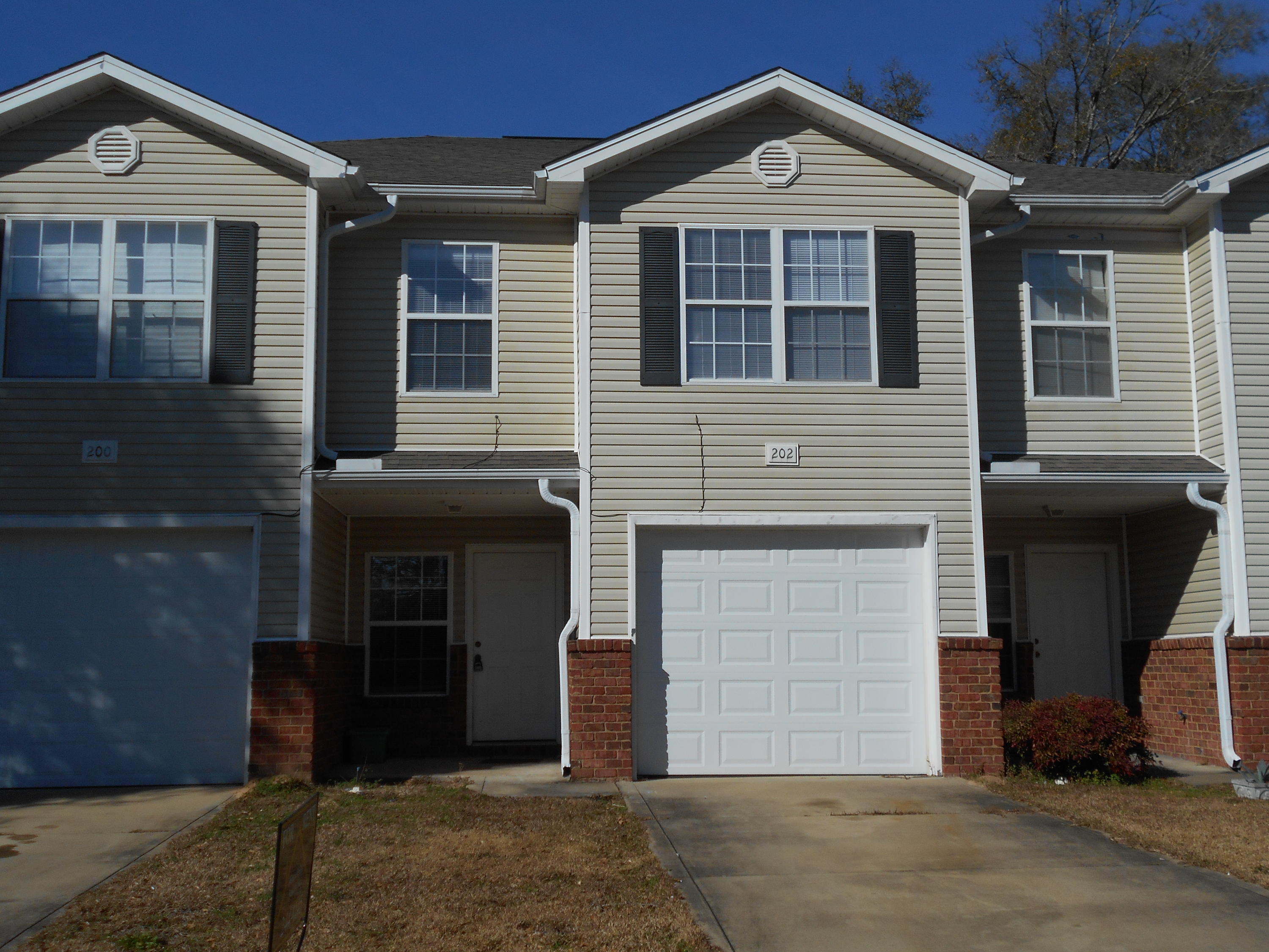 NICE UNIT WITH FRESH PAINT AND NEW
FLOORING THROUGHOUT. LARGE KITCHEN WITH LOTS OF COUNTERTOPS AND CABINETS. ALL APPLIANCES INCLUDED. PANTRY. BREAKFAST BAR. HALF BATH DOWNSTAIRS. ALL BEDROOMS, 2 FULL BATHS AND UTILITY AREA ARE UPSTAIRS. SINGLE GARAGE. SECURITY DEPOSIT INCLUDES NONREFUNDABLE FLOOR CLEANING FEE AND NONREFUNDABLE PEST CONTROL FEE. CREDIT CHECK FEE IS $35 FOR EACH PERSON.