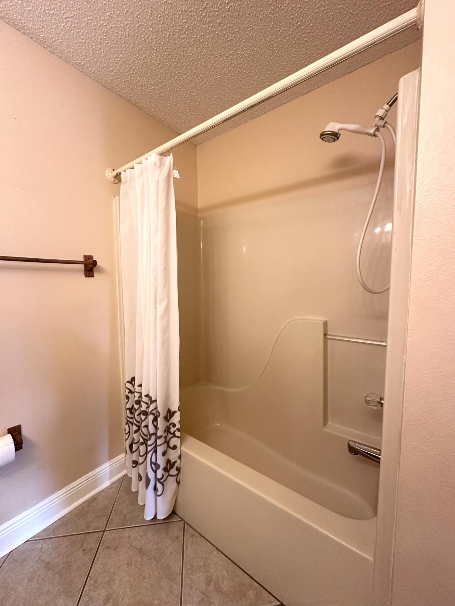 EAST BAY RIVER ESTATES 1ST ADDN - Residential Lease