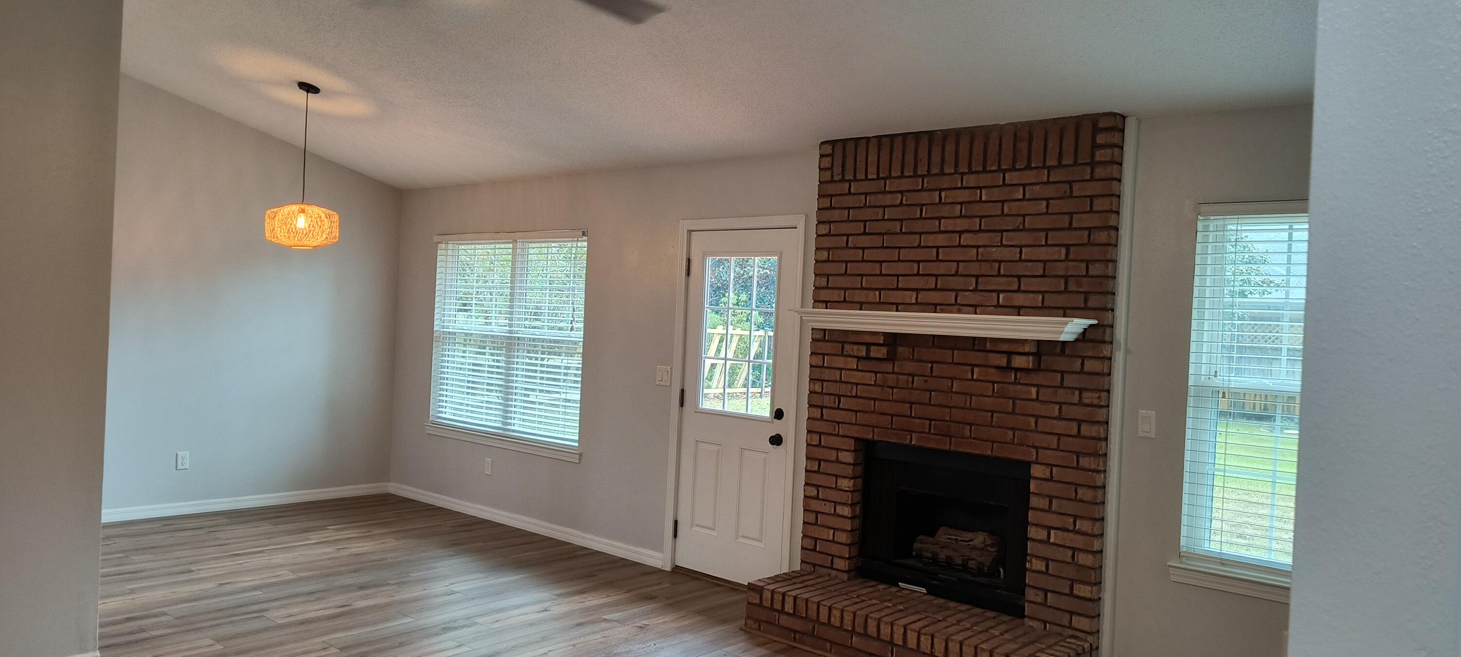 VALPARAISO PINECREST 6 - Residential Lease