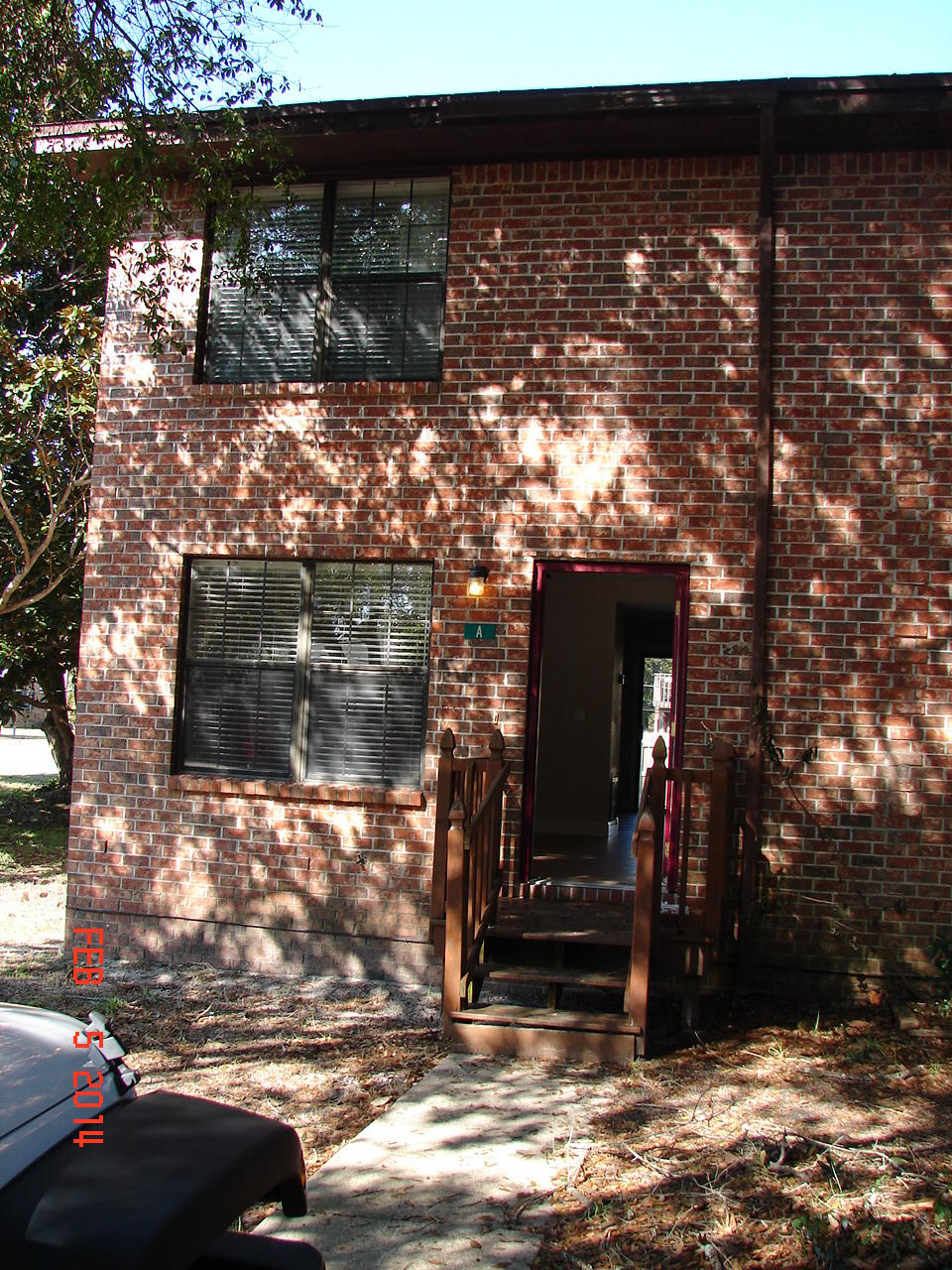 Large 2 bedroom end unit townhome. First floor is tile, carpet upstairs. Seperate laundry room. Back door leads to a small deck overlooking a fenced in yard. Very convenient location close to downtown and Brooks Bridge.