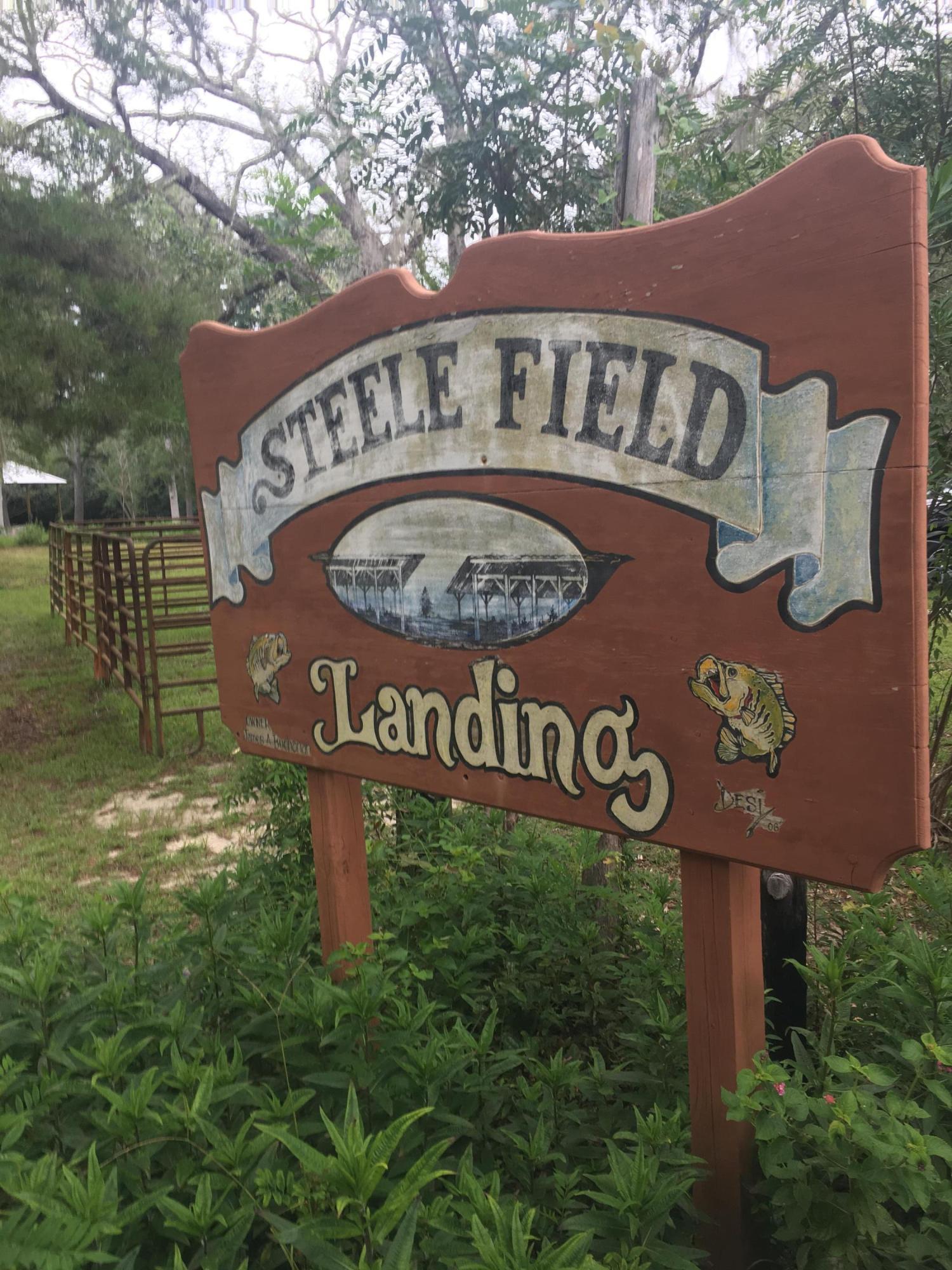 Great place for your fish camp!! Come fish and hunt. Boat ramp in the neighborhood on the Choctahatchee River!