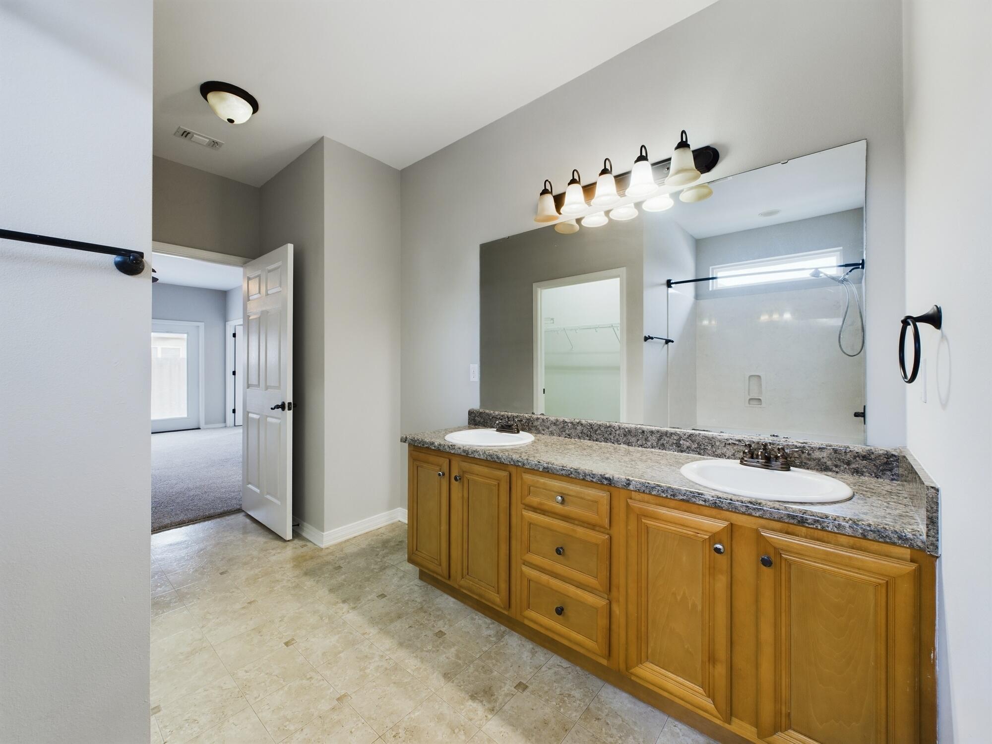HERITAGE MANOR - Residential Lease