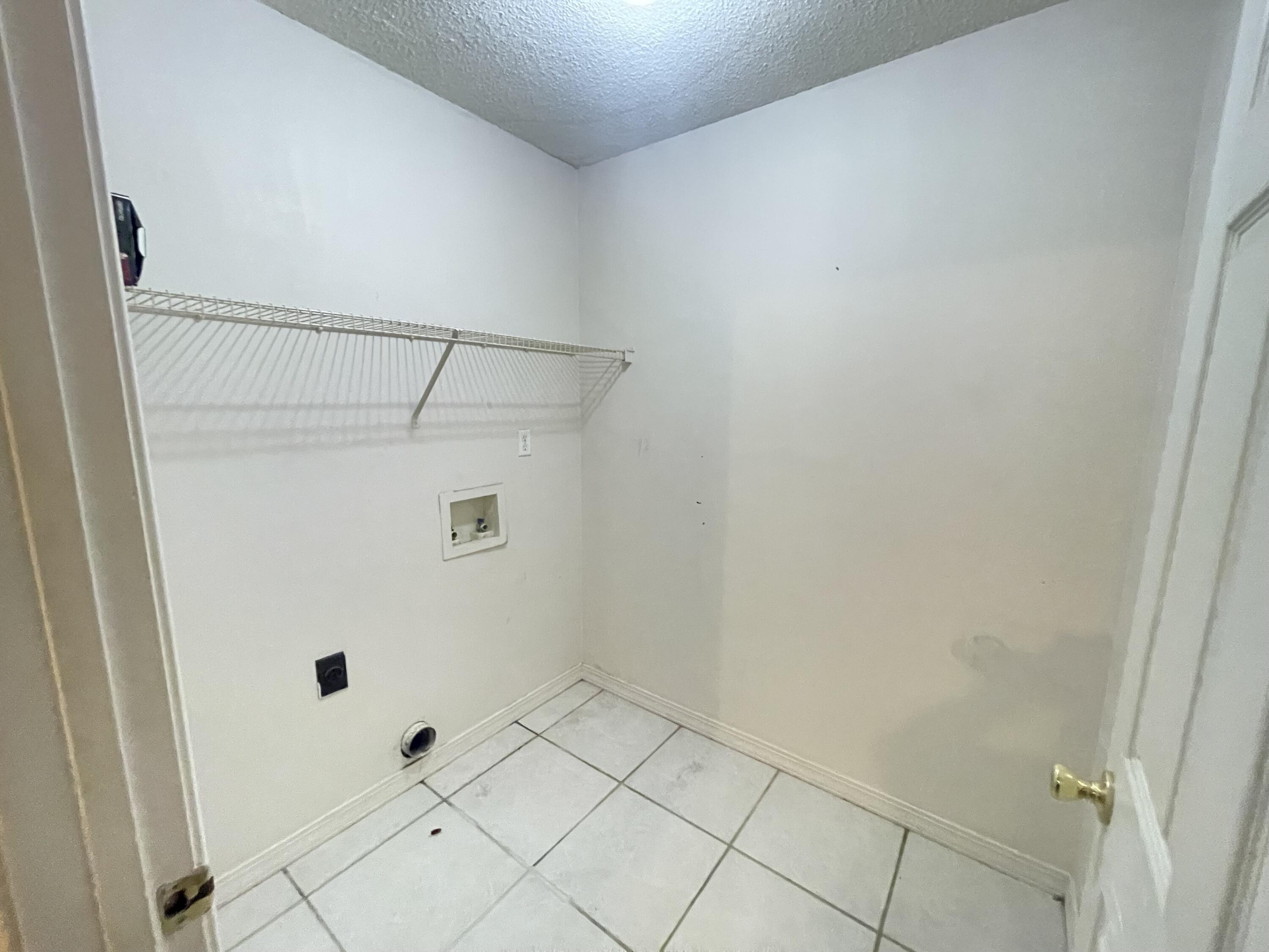 ADASHAN GARDYNS - Residential Lease