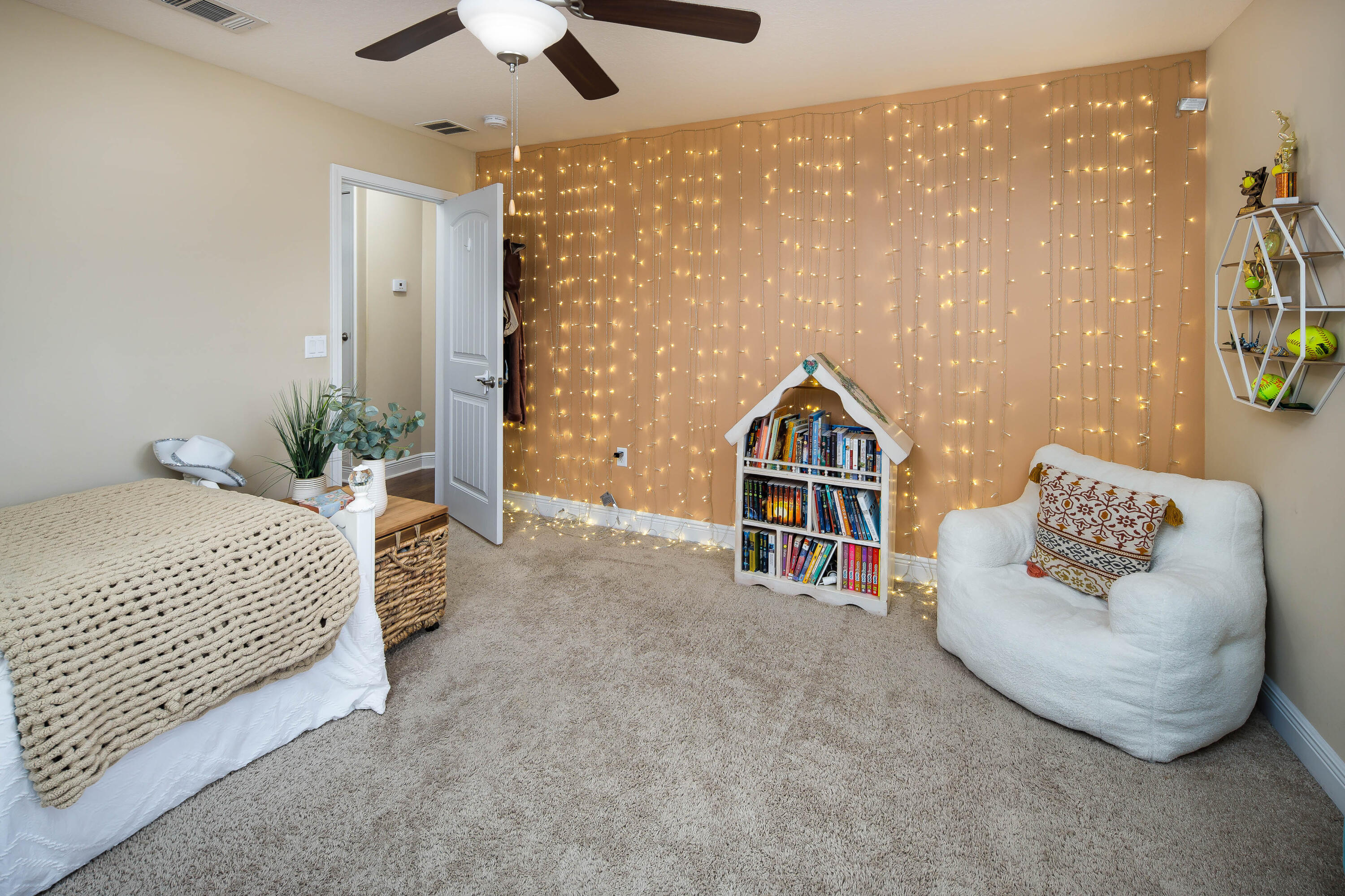 CREETWOOD VILLAGE - Residential Lease