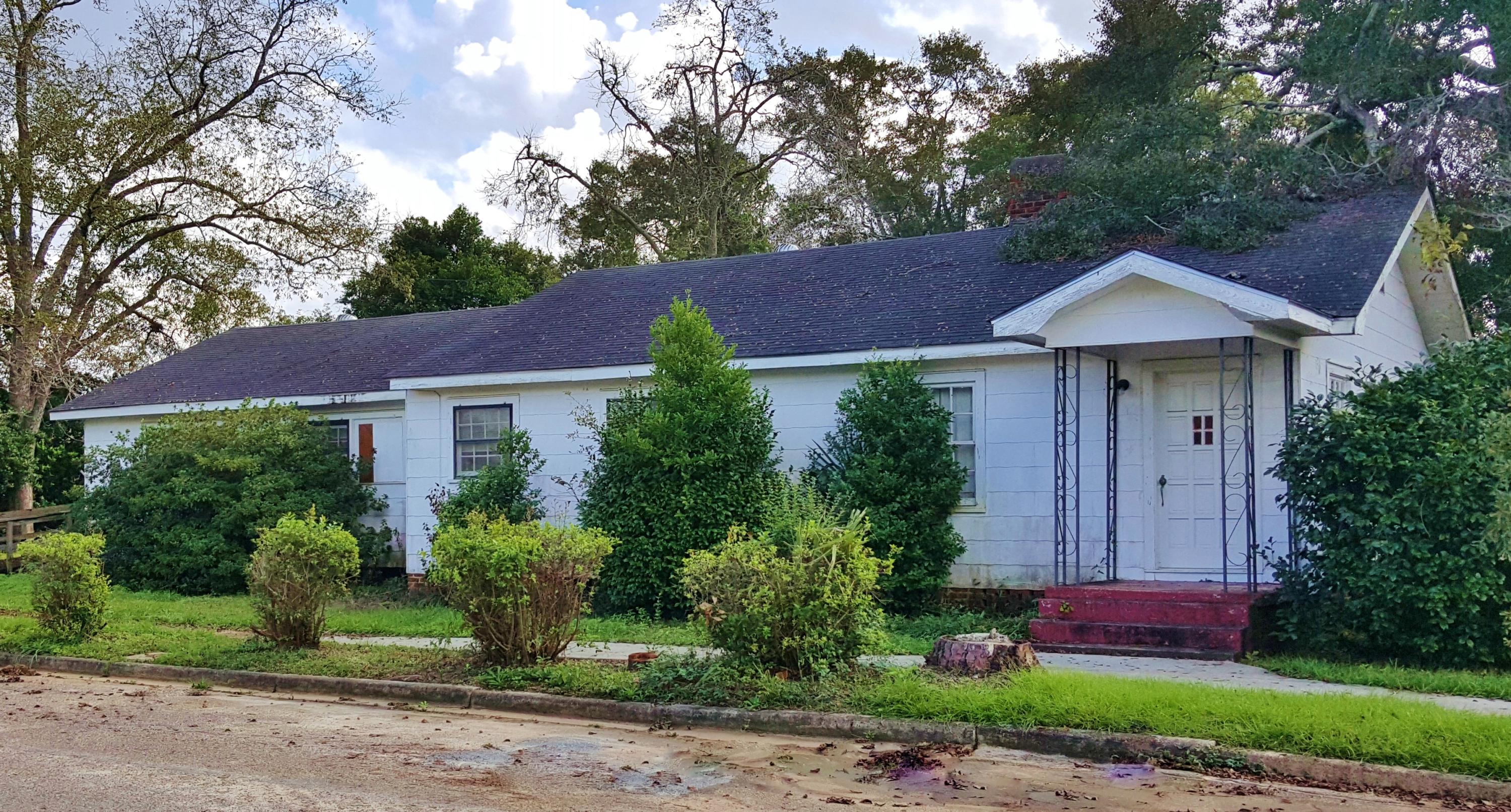 GREAT CORNER LOCATION! This home is conveniently located across the street from Graceville Elementary School and in the commercial district. Plenty of parking spots already in place. Commercial possibilities! Home needs some work but has a lot of original features like hardwood floors and all wood tongue and groove walls. Right around the corner from one of the local's favorite restaurants, Circle Grill. Close to Dothan, AL and within an hour and a half to The sandy white beaches of Panama City Beach.
