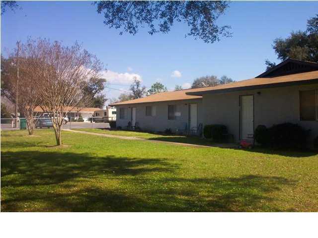 End Unit with private patio off the back. Yard service provided. Nestled in the north central area of FWB, with spacious living area and bedrooms. Sorry, no pets. Please call for an appointment to view. Available October 17th.