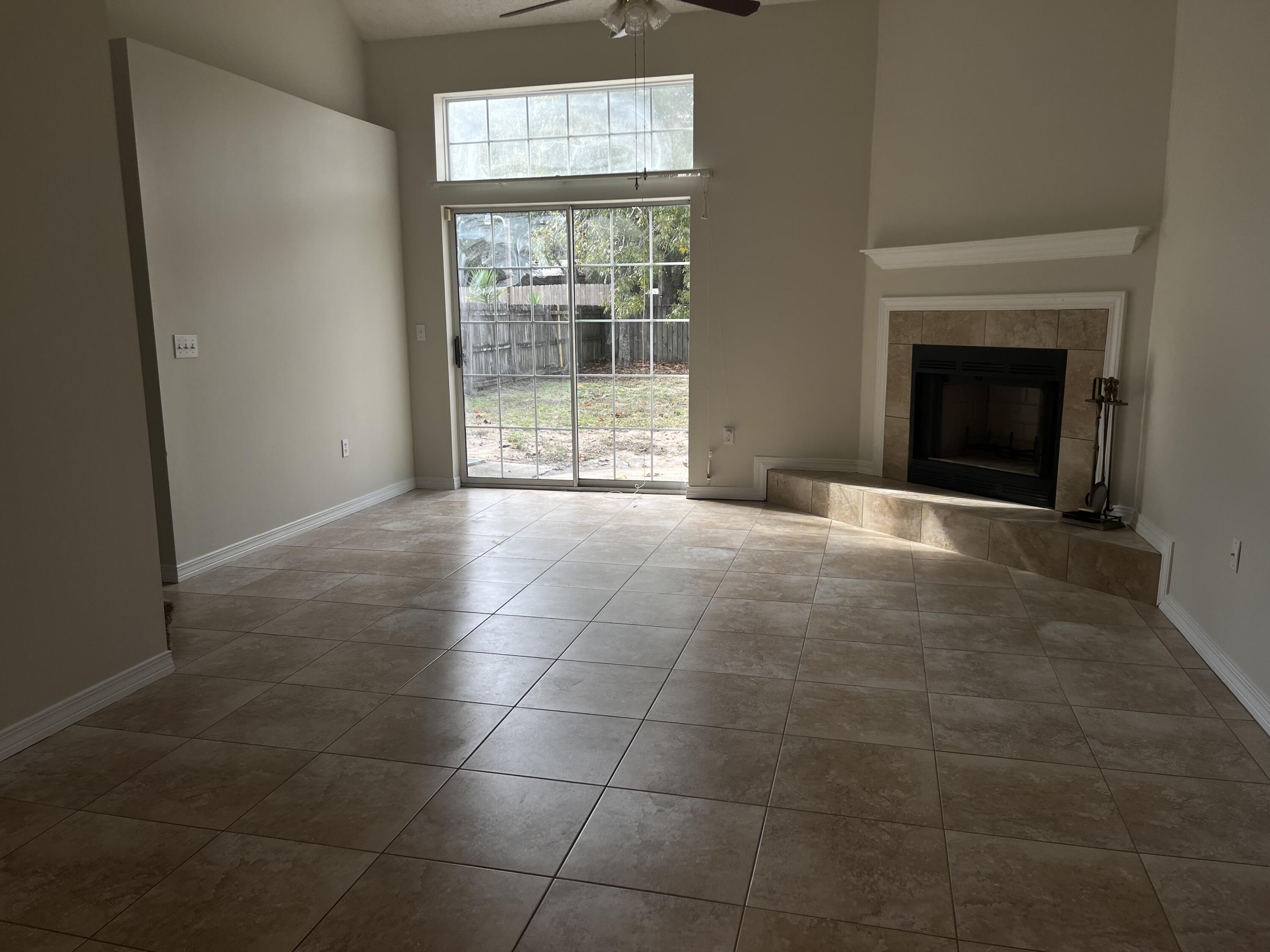 DIAMOND VIEW T/H - Residential Lease
