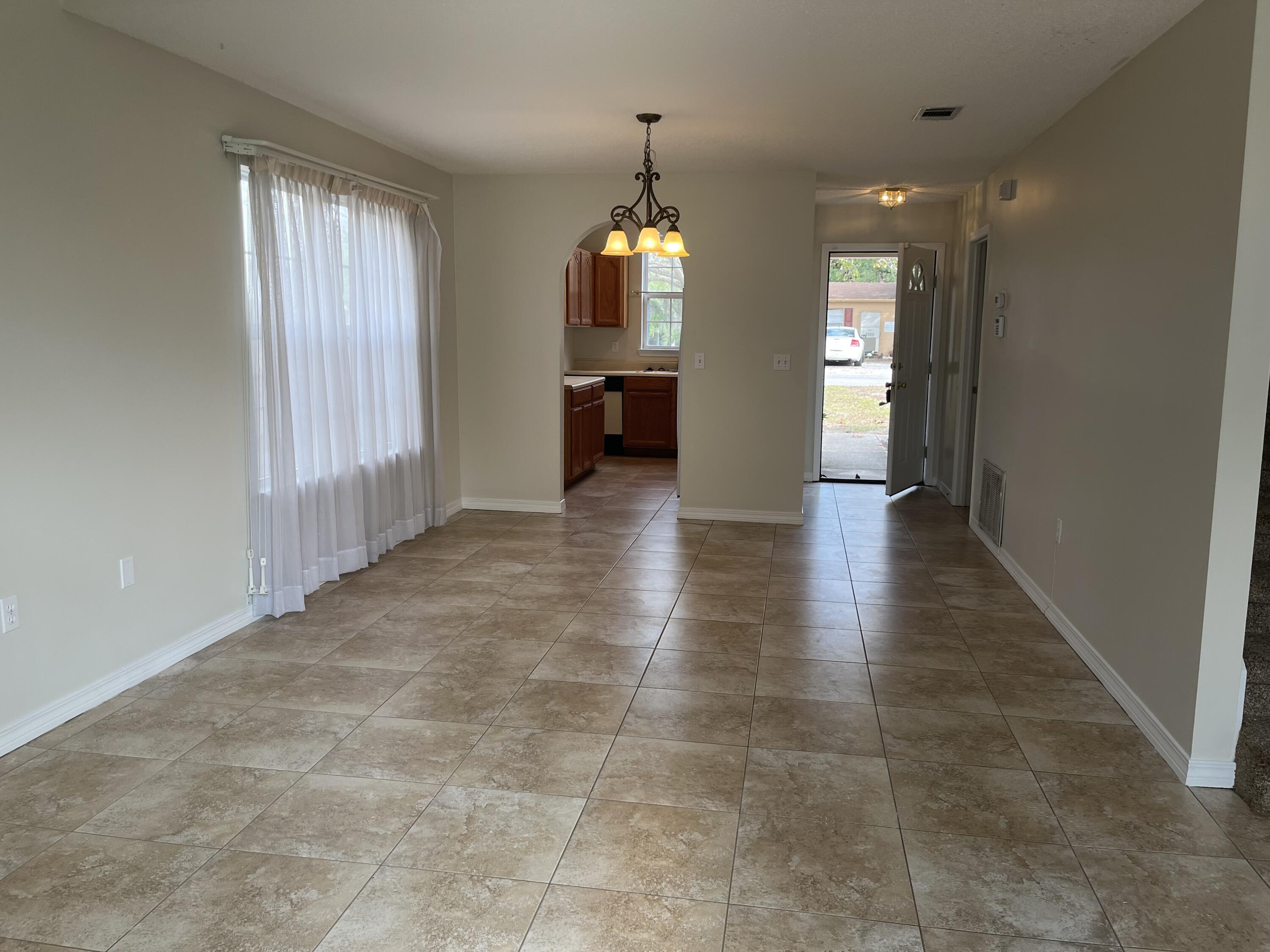DIAMOND VIEW T/H - Residential Lease