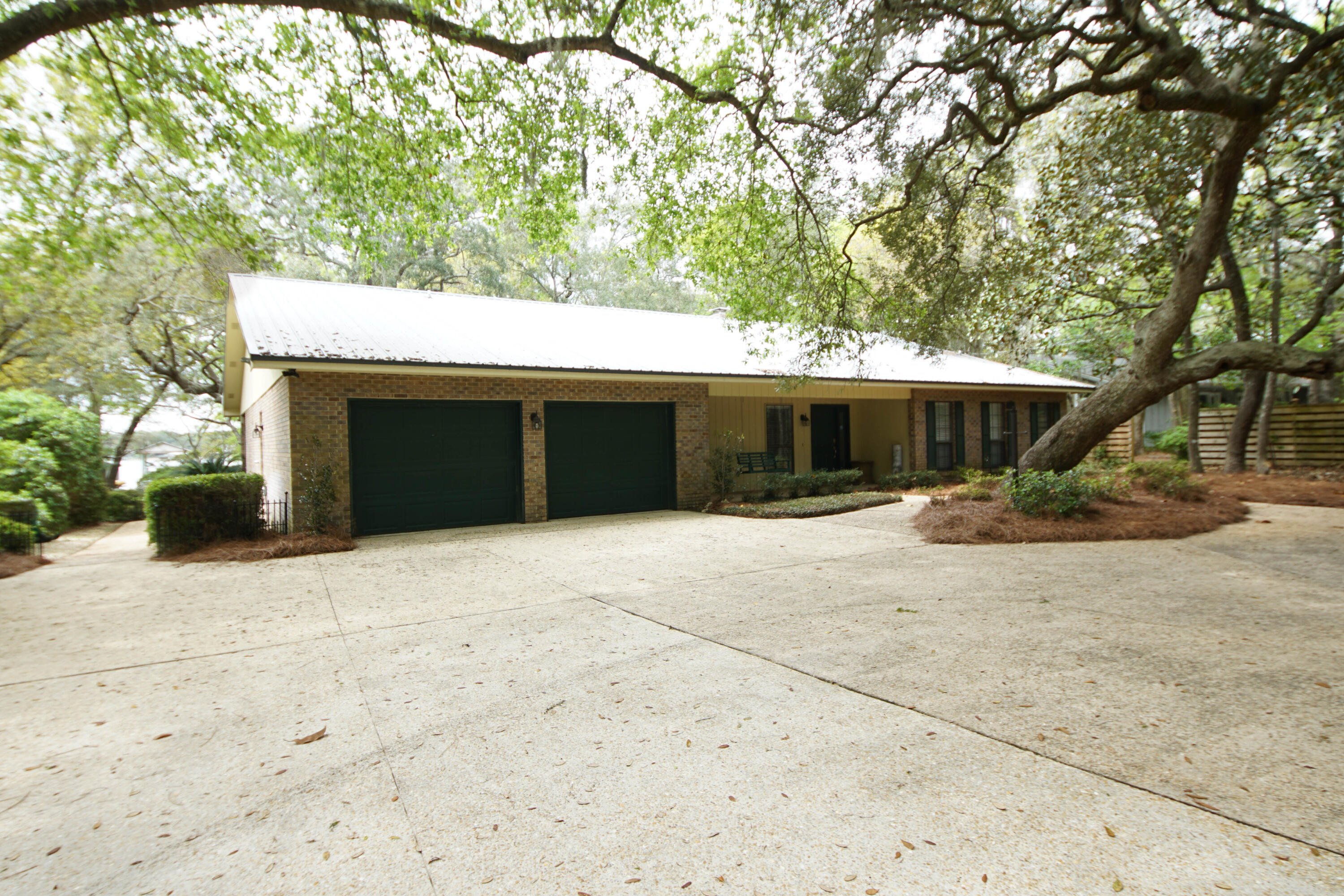 PARADISE POINT - Residential Lease